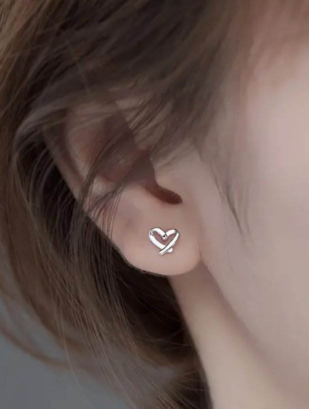 925 STERLING SILVER PETITE HEART EARRINGS (SILVER/ 18K GOLD-PLATED)