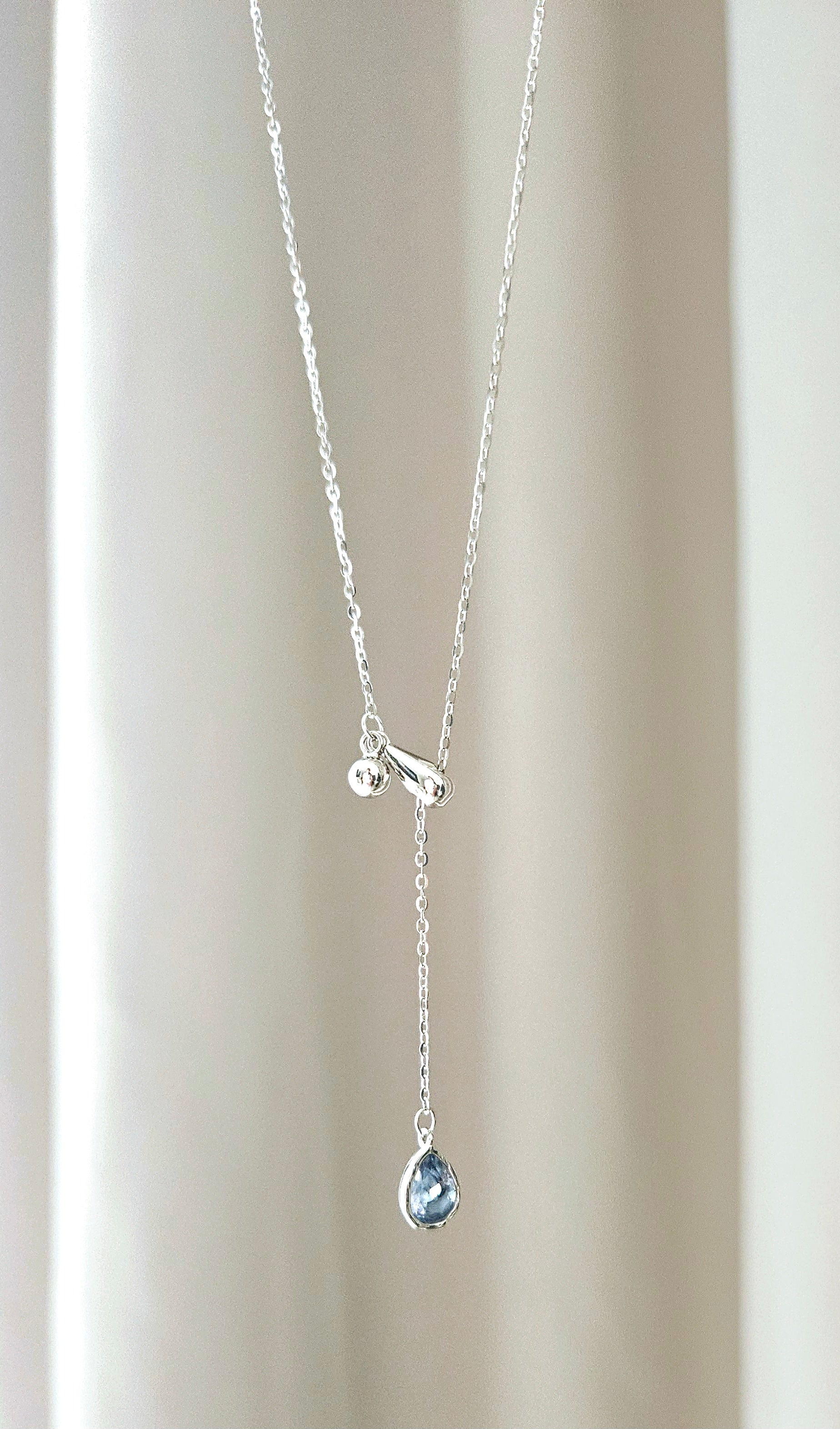 925 STERLING SILVER NECKLACE WITH BLUE DROPLET PENDANT OF CUBIC ZIRCONIA
