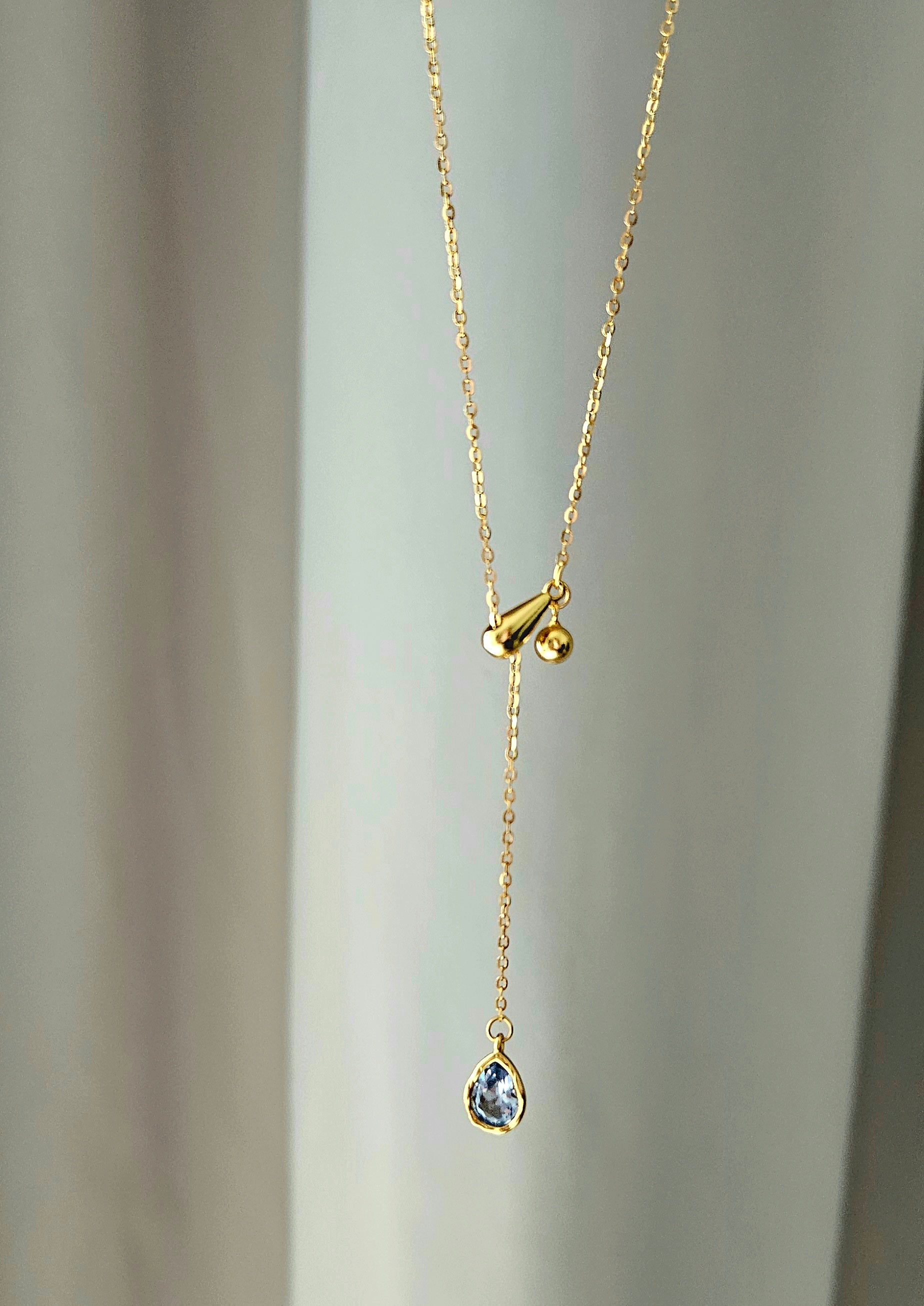 925 STERLING SILVER 18K GOLD-PLATED NECKLACE WITH BLUE DROPLET PENDANT OF CUBIC ZIRCONIA