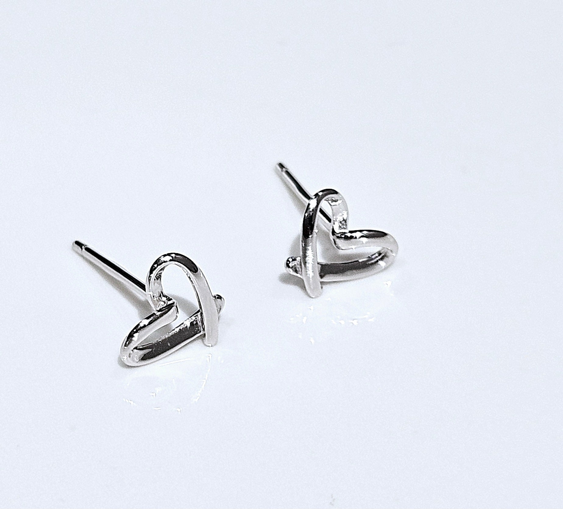 925 STERLING SILVER PETITE HEART EARRINGS (SILVER/ 18K GOLD-PLATED)