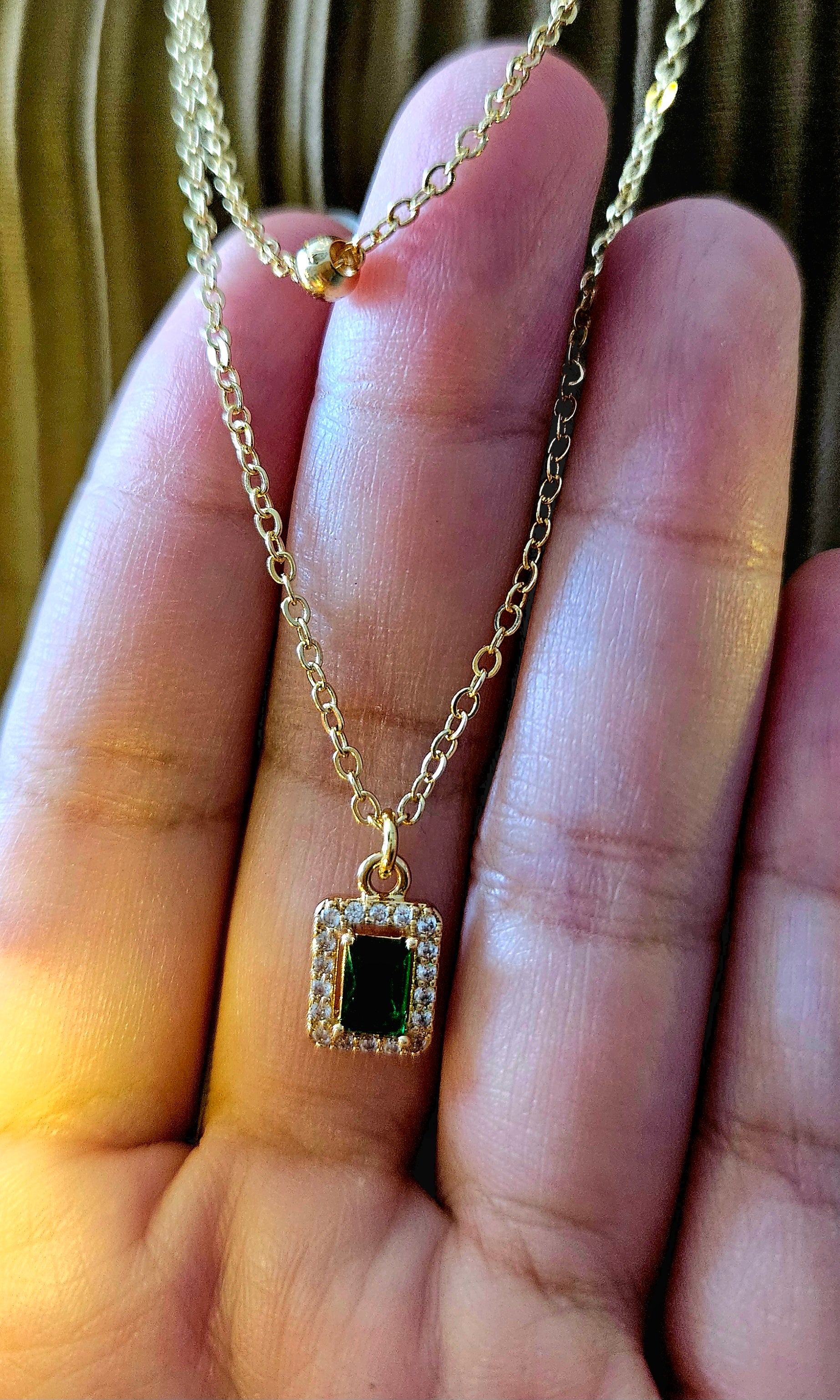 STAINLESS STEEL 2-LAYERED NECKLACE WITH A GREEN CUBIC ZIRCONIA PENDANT