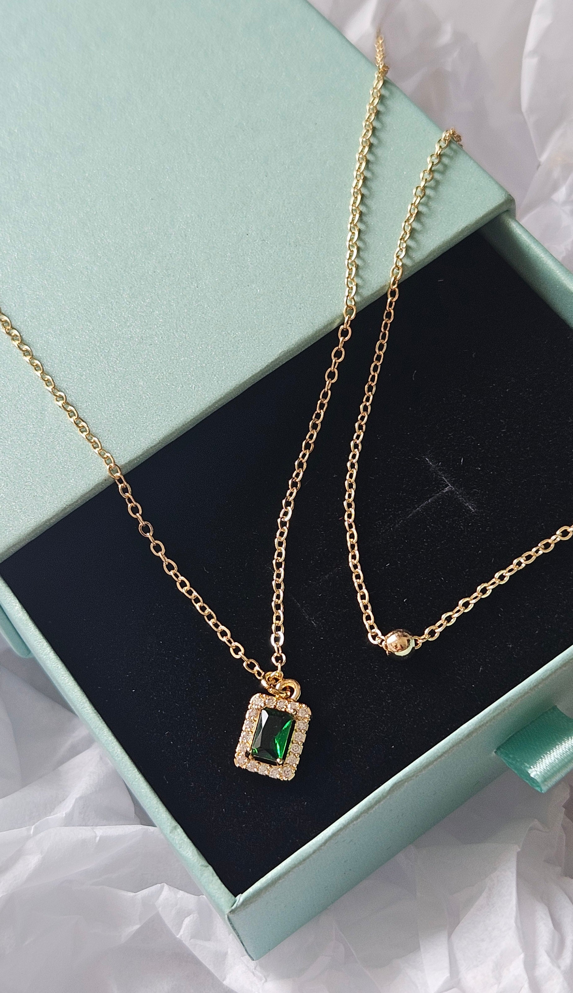 STAINLESS STEEL 2-LAYERED NECKLACE WITH A GREEN CUBIC ZIRCONIA PENDANT