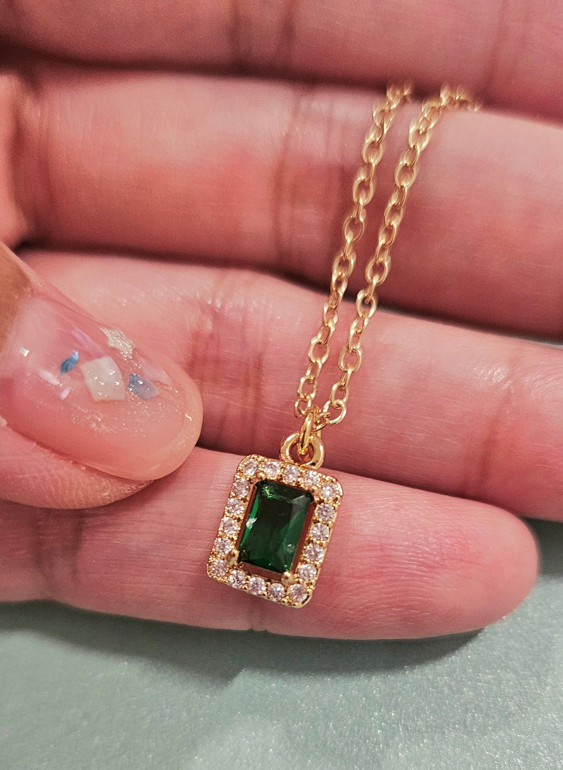 STAINLESS STEEL 2-LAYERED NECKLACE WITH A GREEN CUBIC ZIRCONIA PENDANT