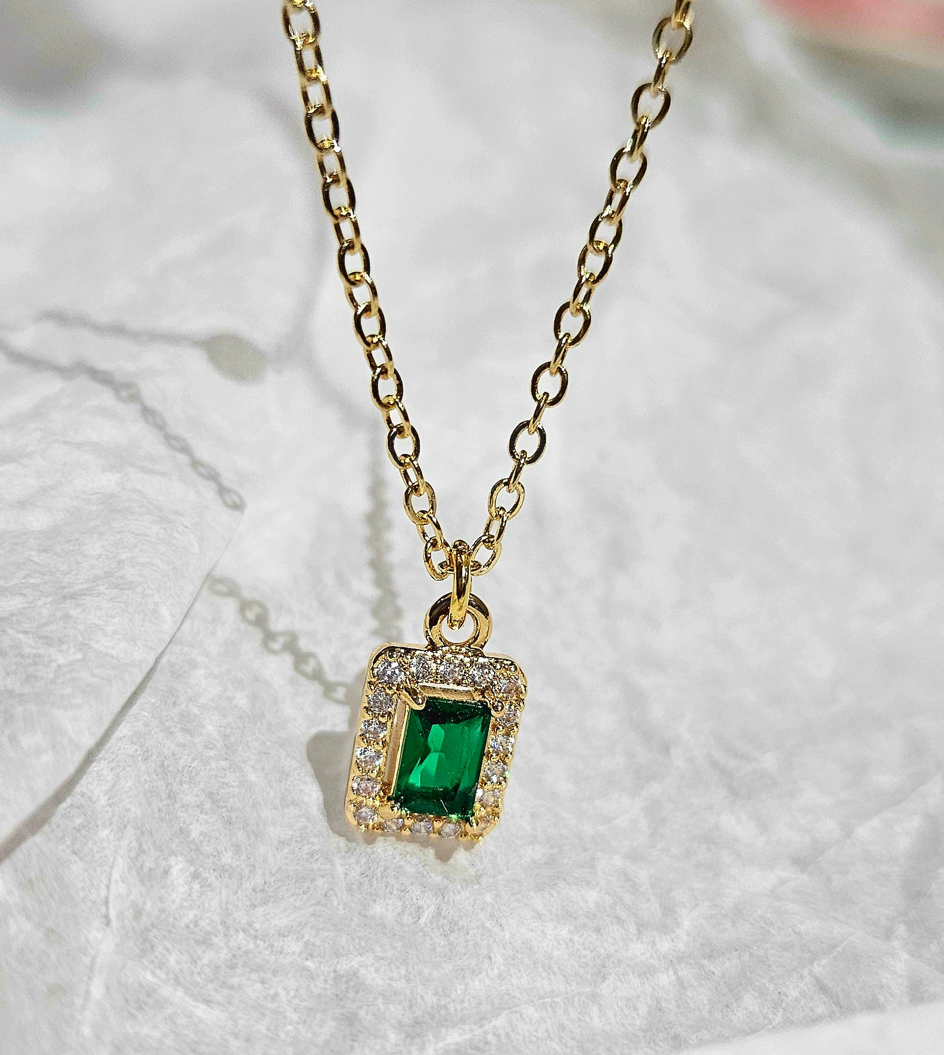 STAINLESS STEEL 2-LAYERED NECKLACE WITH A GREEN CUBIC ZIRCONIA PENDANT