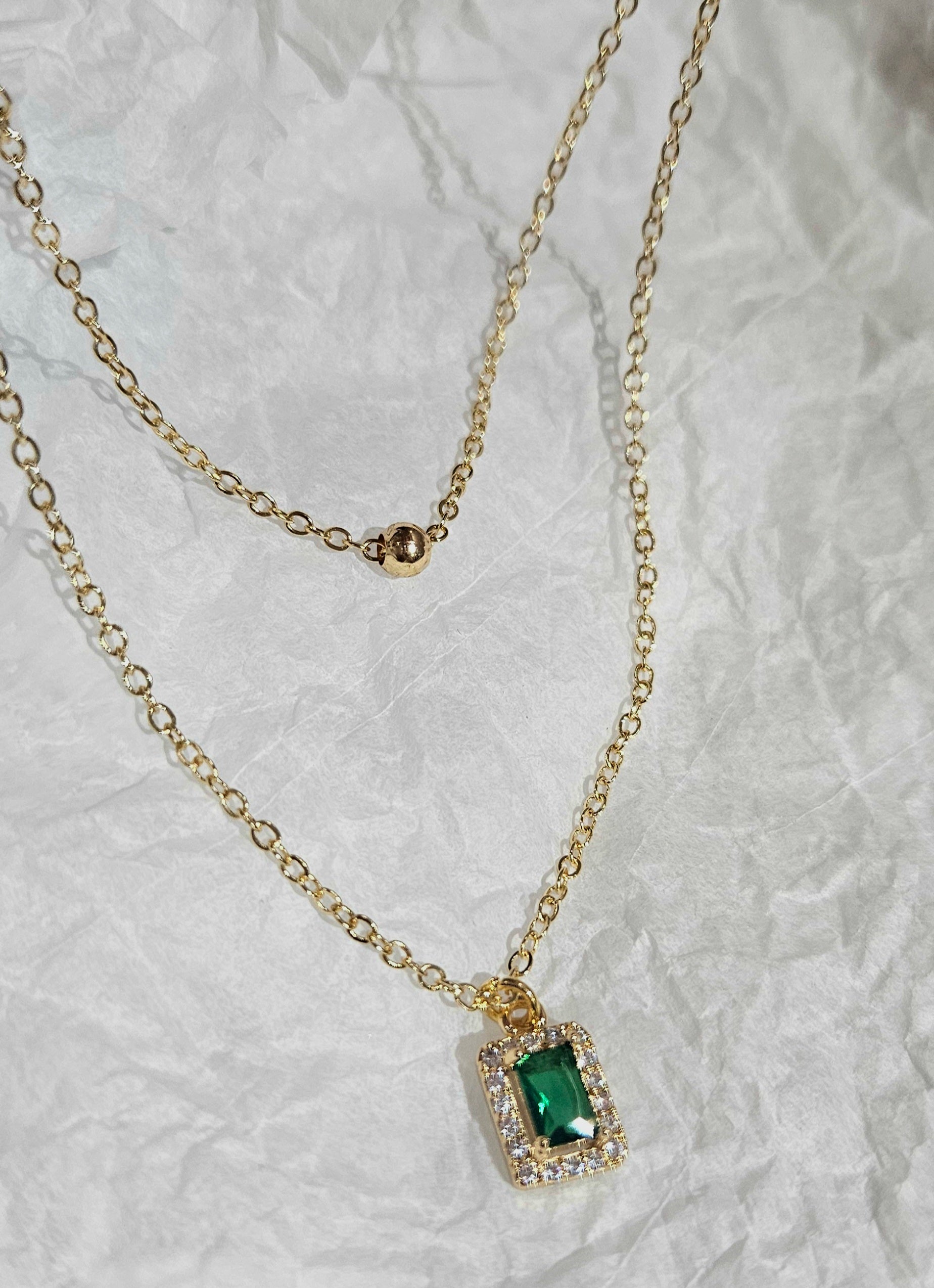 STAINLESS STEEL 2-LAYERED NECKLACE WITH A GREEN CUBIC ZIRCONIA PENDANT