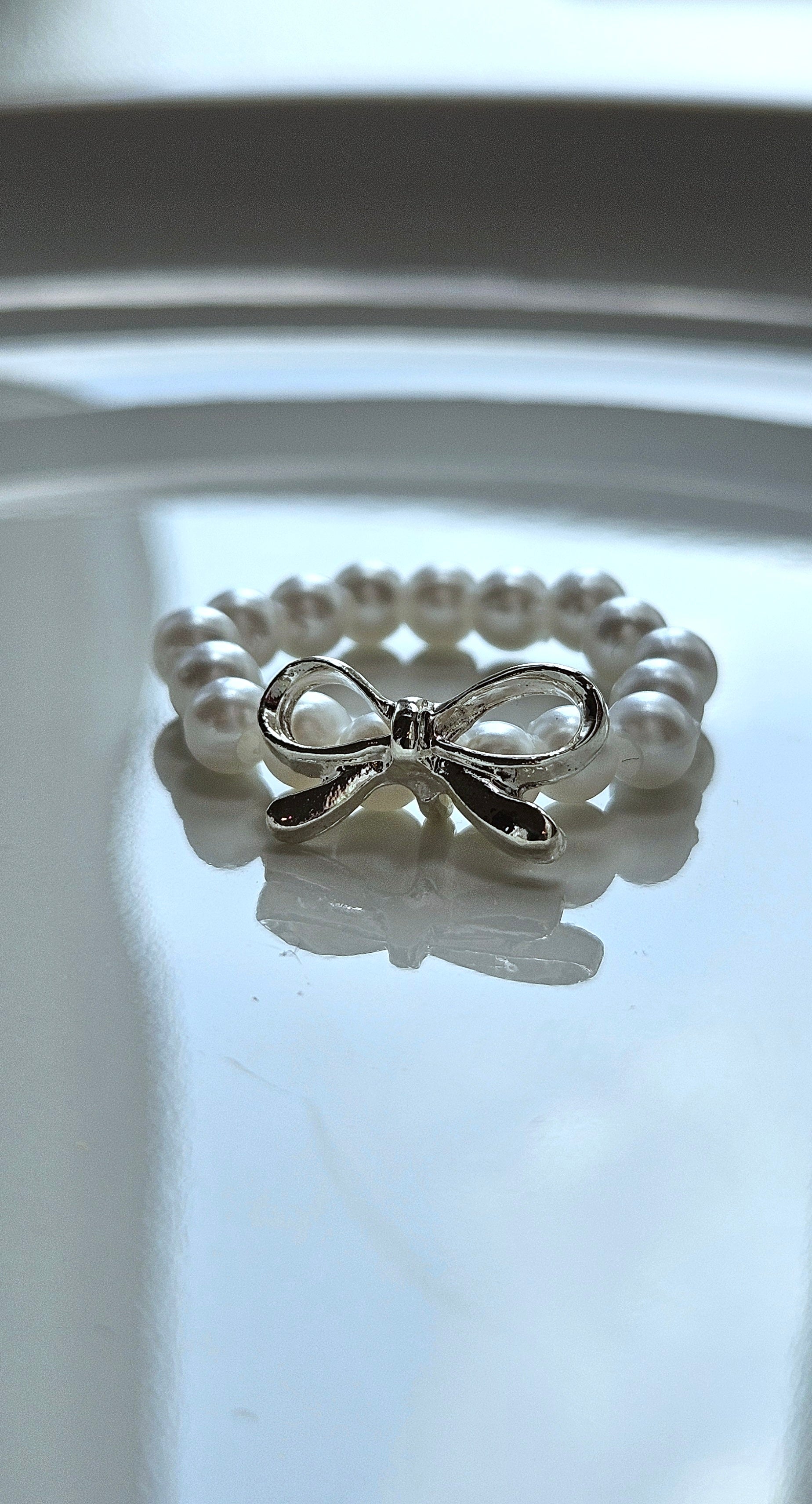 SET OF 2 SILVER BRACELETS & A FAUX PEARL BOW RING