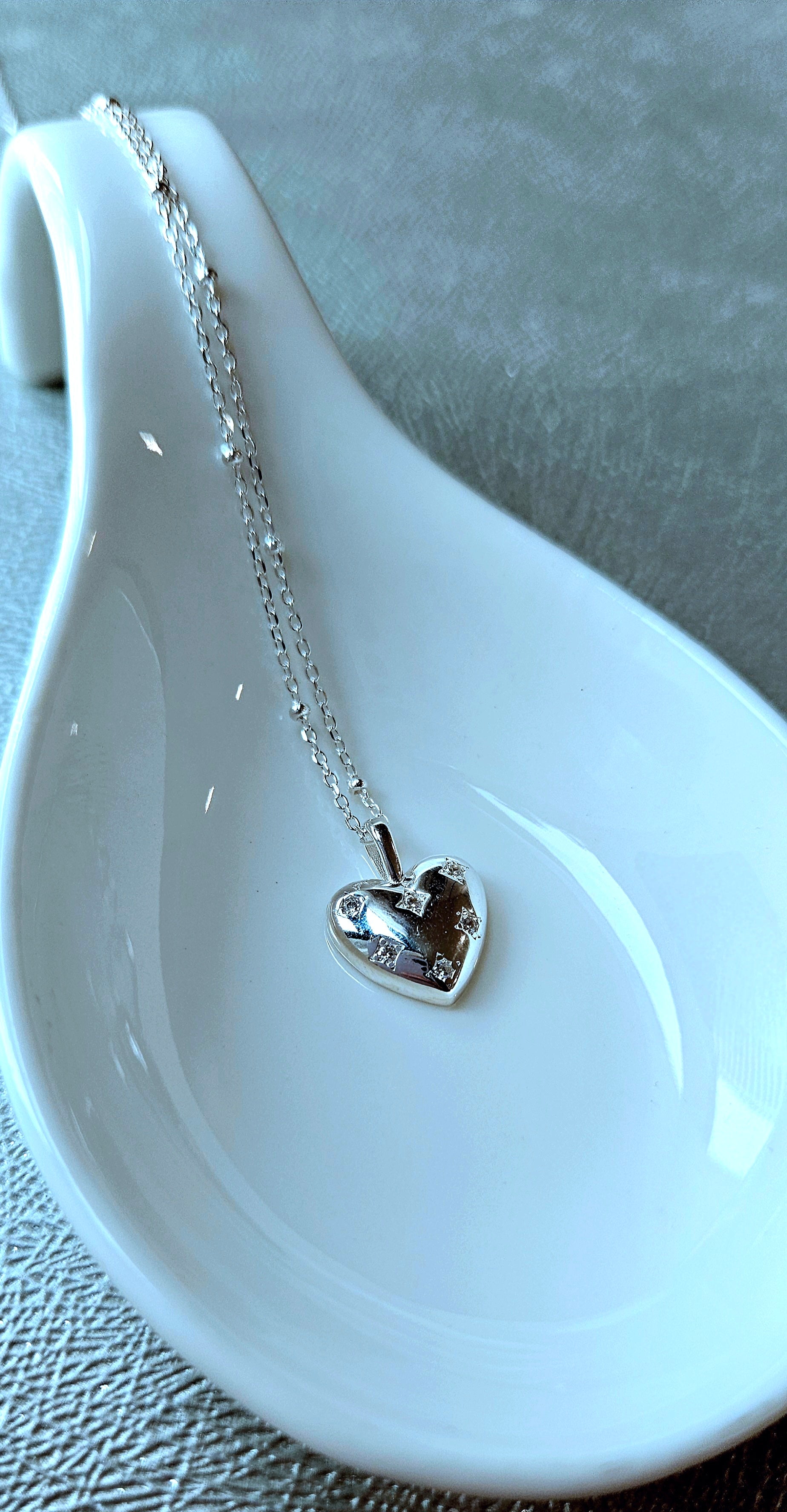 925 STERLING SILVER NECKLACE WITH A HEART PENDANT OF CUBIC ZIRCONIA STONES