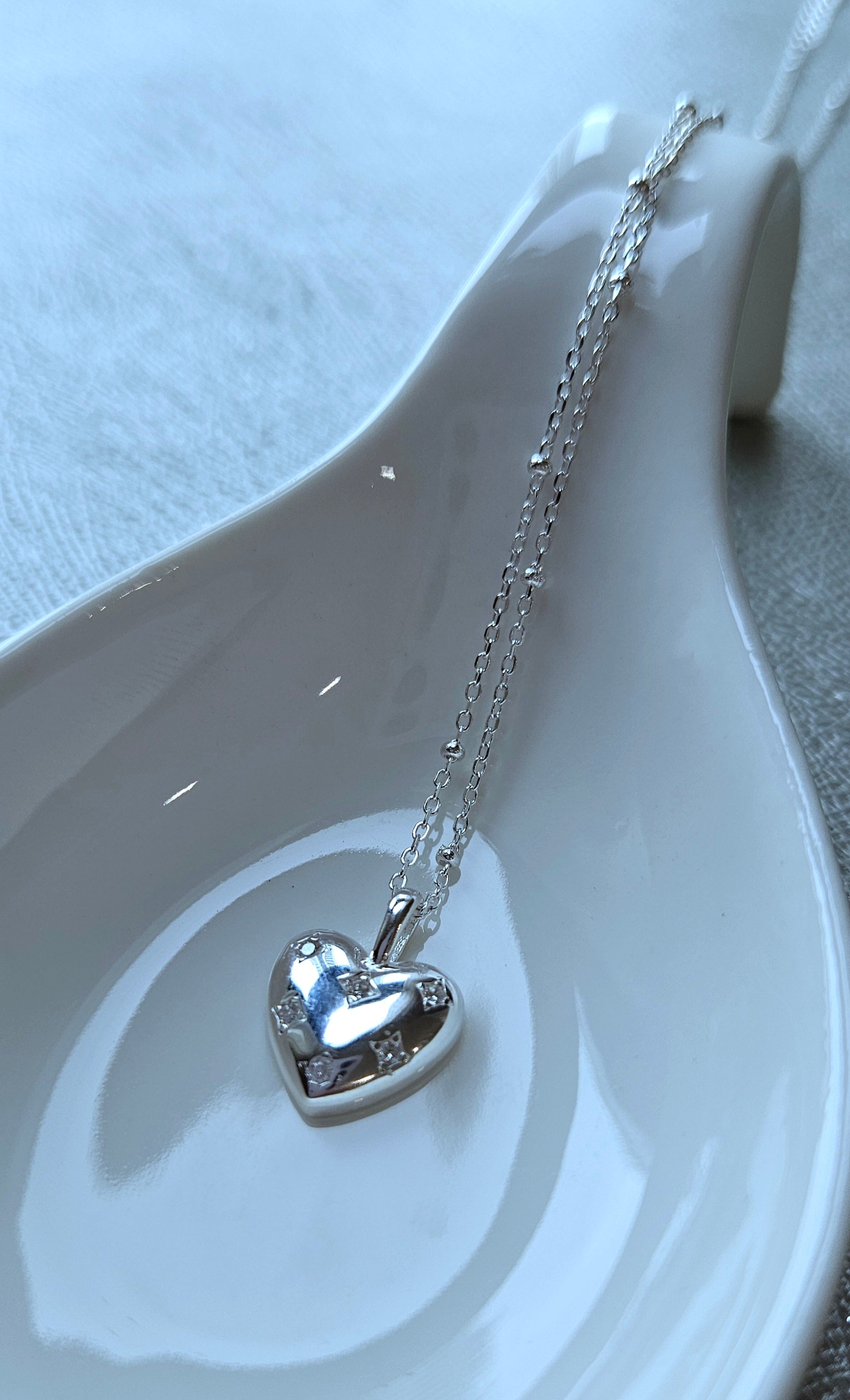 925 STERLING SILVER NECKLACE WITH A HEART PENDANT OF CUBIC ZIRCONIA STONES