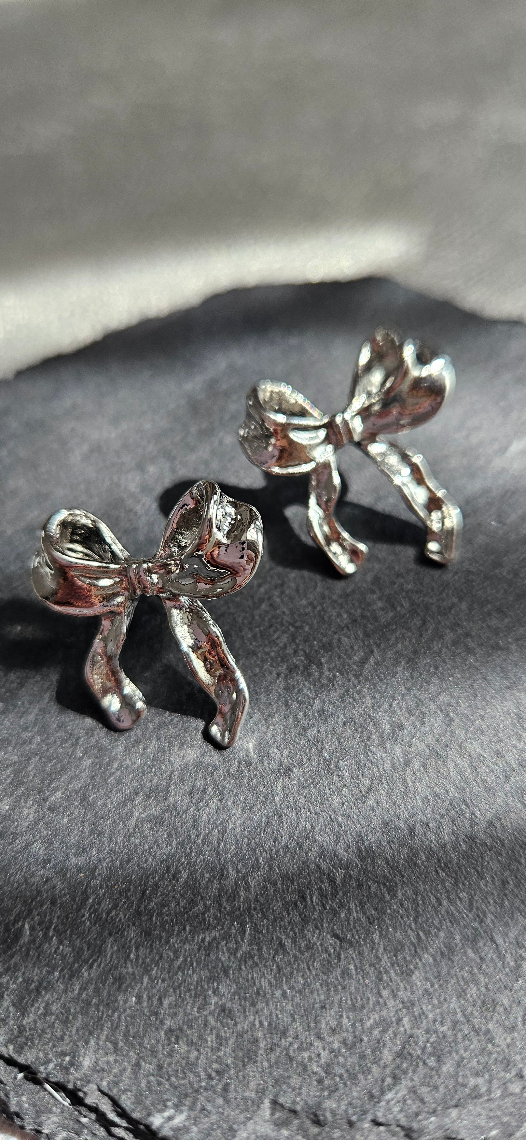 STAINLESS STEEL SILVER BOW EARRINGS AND NECKLACE SET