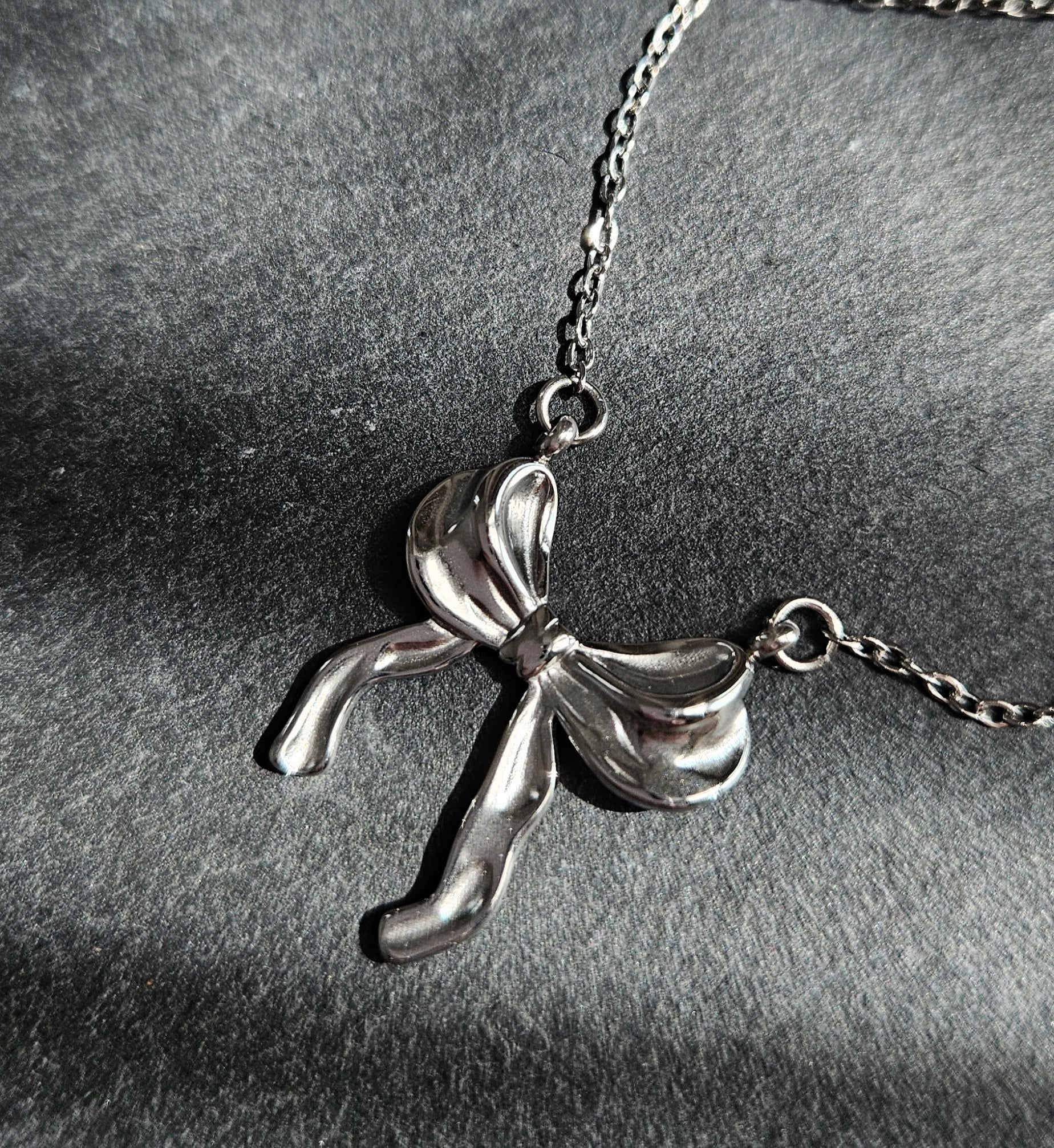 STAINLESS STEEL SILVER BOW EARRINGS AND NECKLACE SET