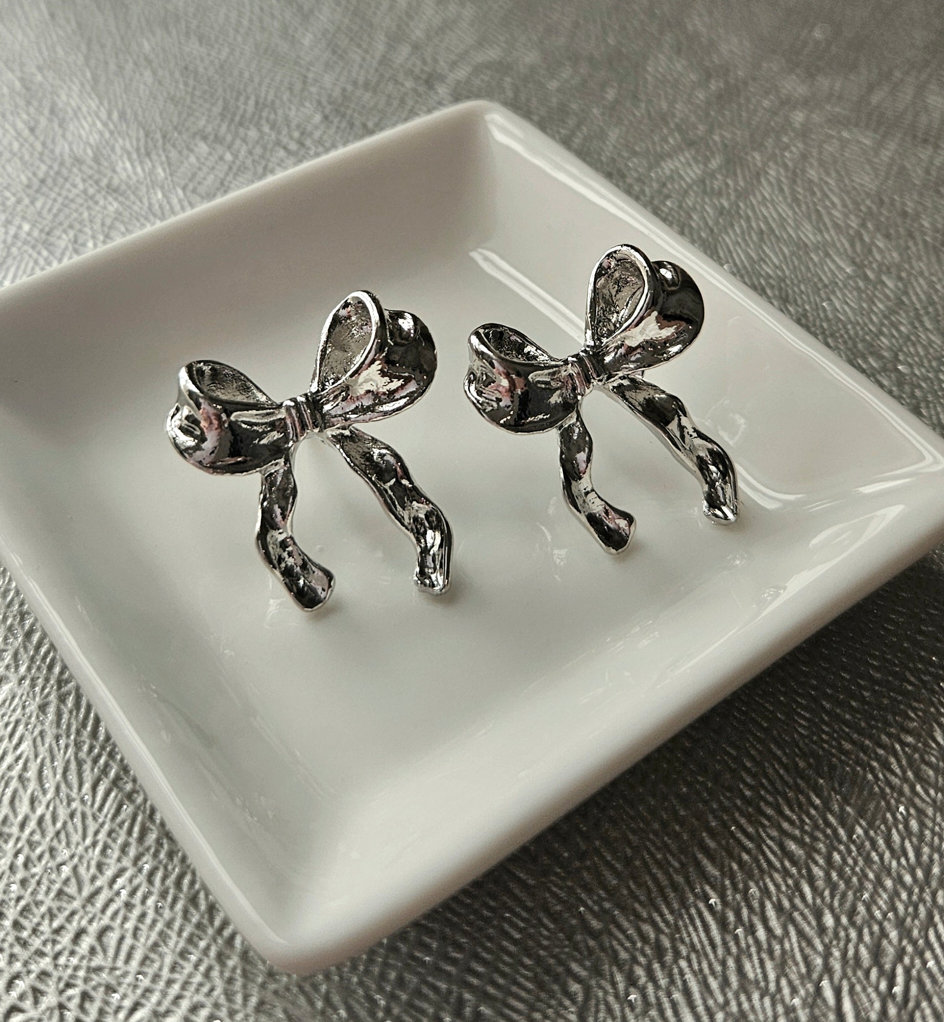 STAINLESS STEEL SILVER BOW EARRINGS AND NECKLACE SET