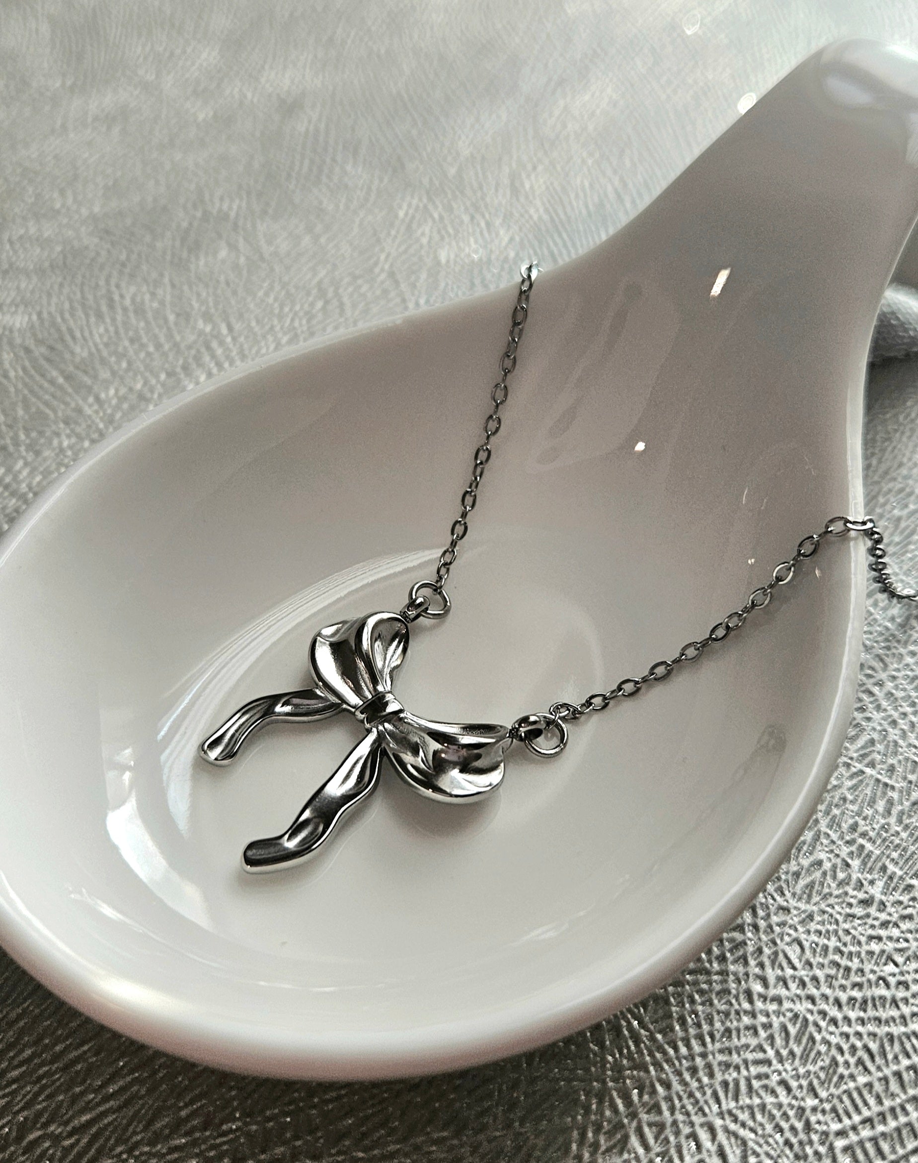 STAINLESS STEEL SILVER BOW EARRINGS AND NECKLACE SET