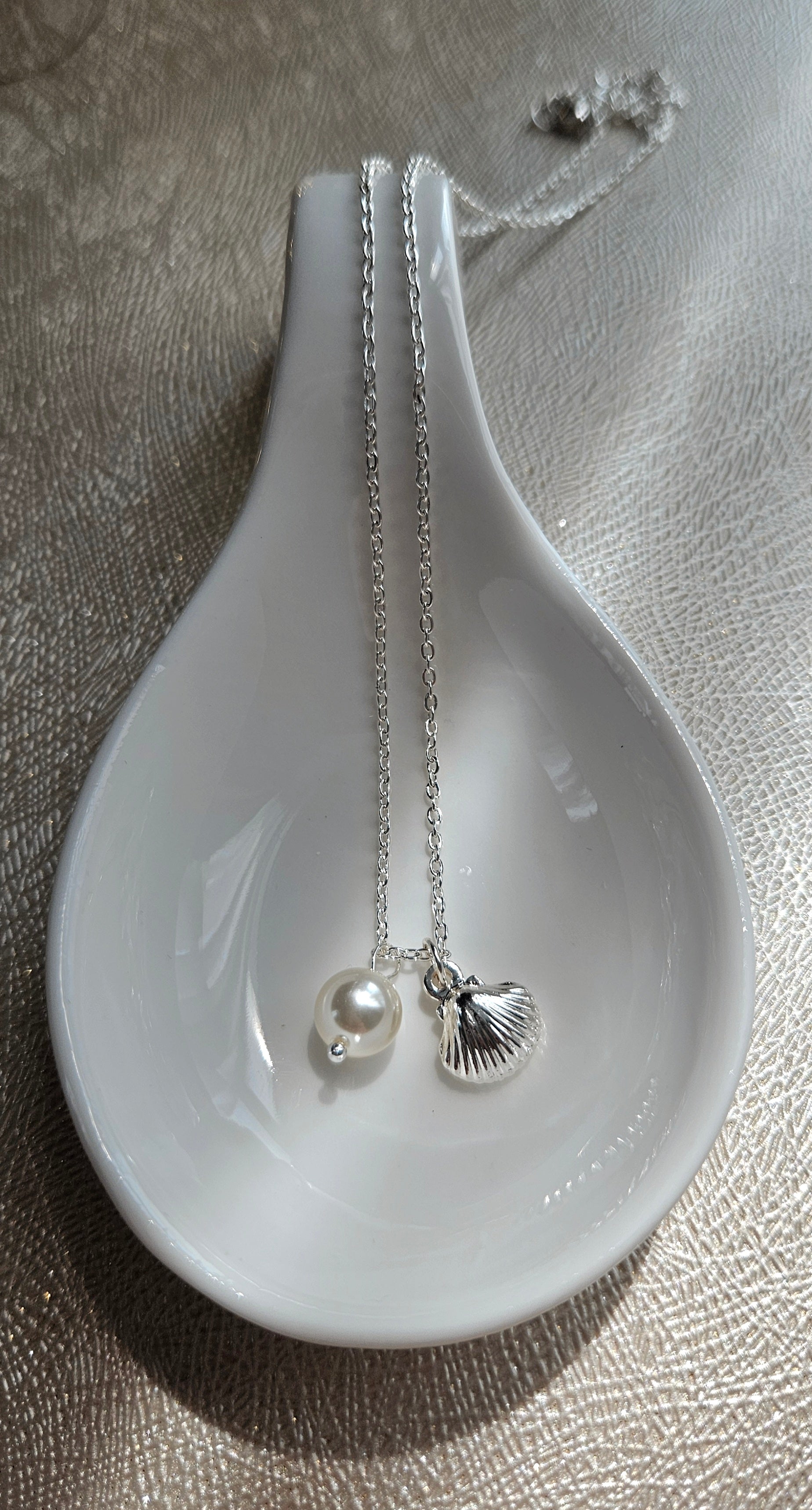 STAINLESS STEEL SILVER NECKLACE WITH FAUX PEARL AND SHELL PENDANT