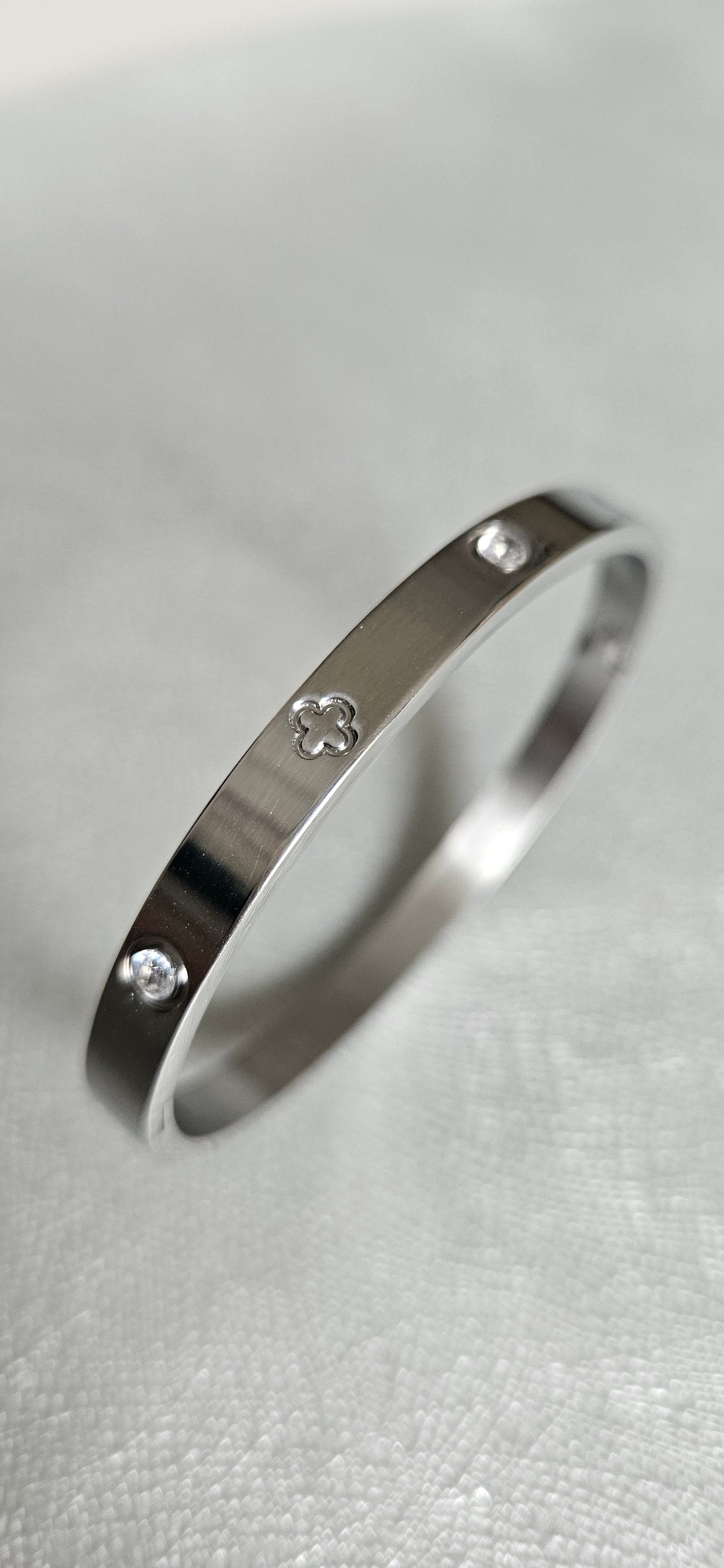 STAINLESS STEEL SILVER CLOVER BANGLE WITH RHINESTONES