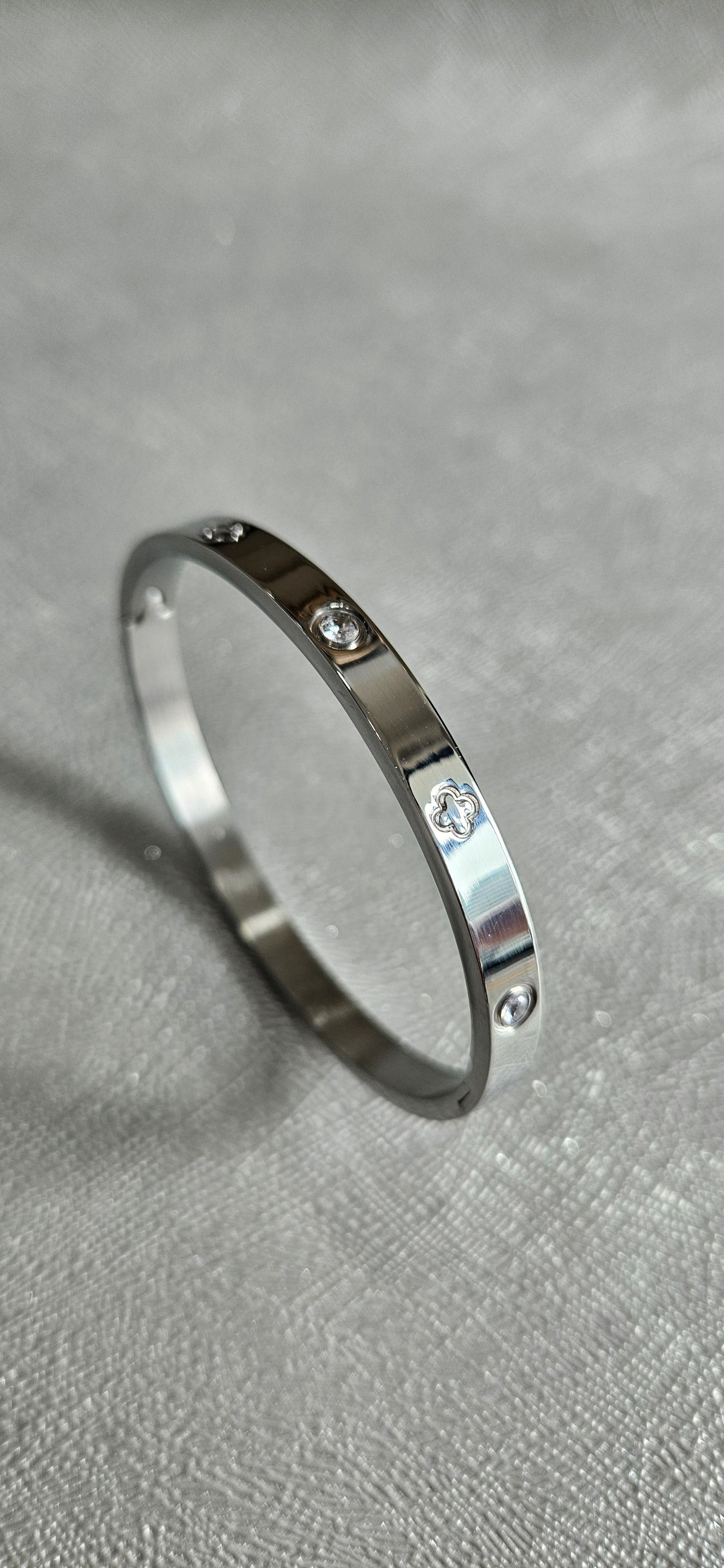 STAINLESS STEEL SILVER CLOVER BANGLE WITH RHINESTONES