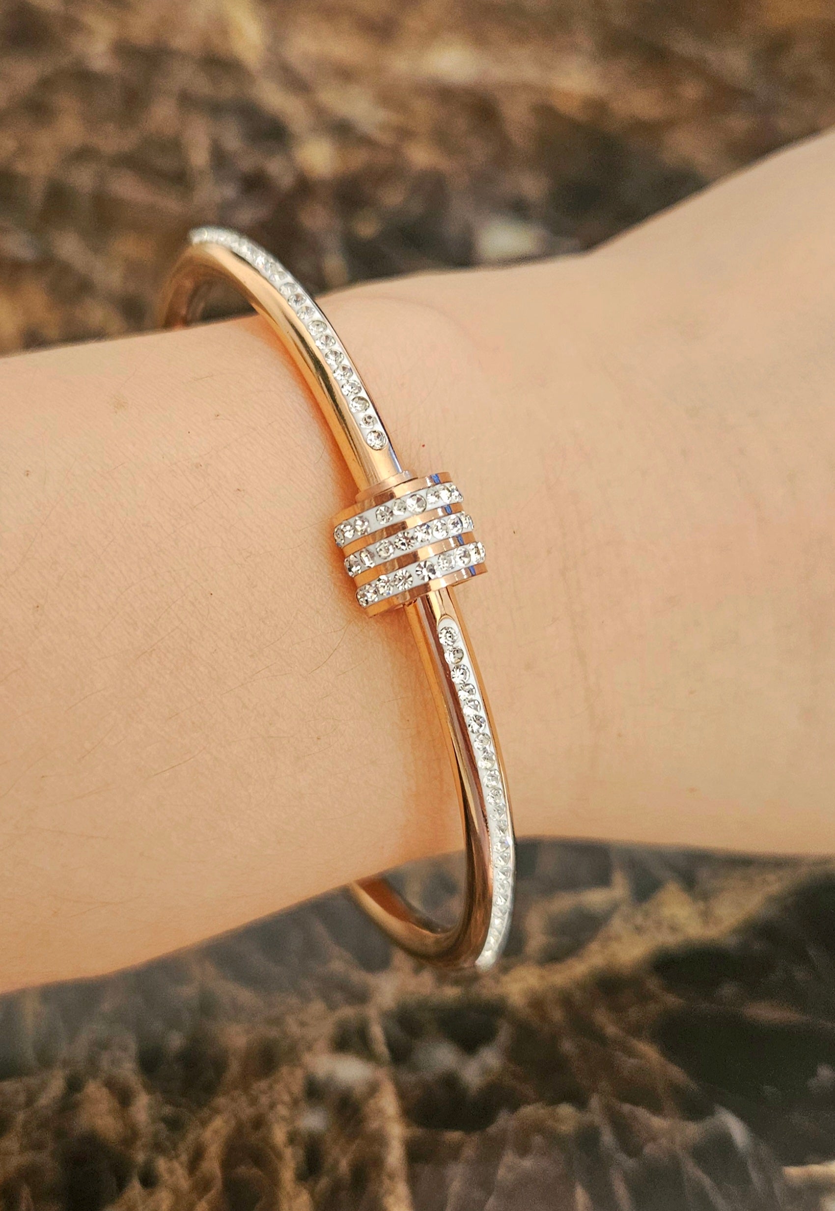 STAINLESS STEEL ROSE GOLD BANGLE WITH RHINESTONES