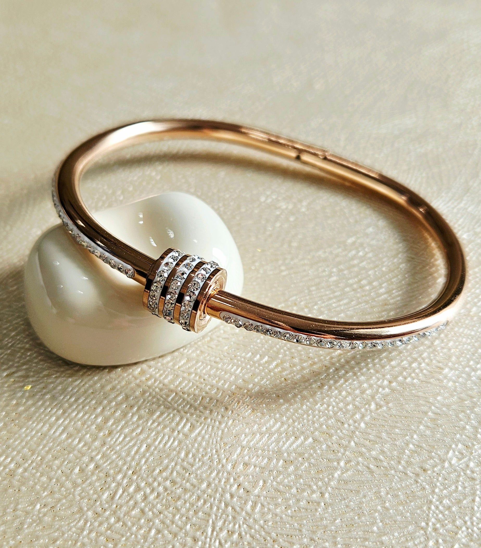 STAINLESS STEEL ROSE GOLD BANGLE WITH RHINESTONES