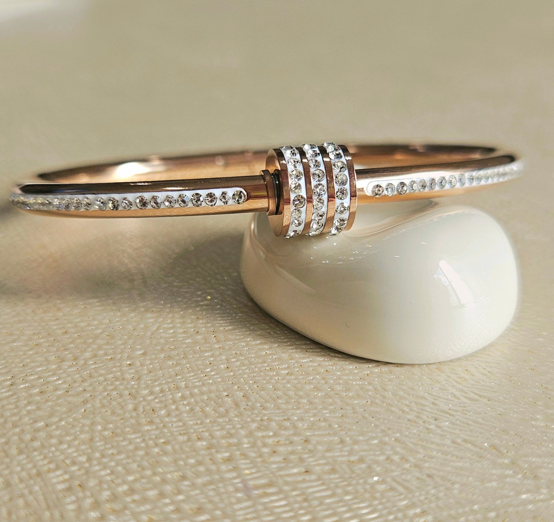 STAINLESS STEEL ROSE GOLD BANGLE WITH RHINESTONES