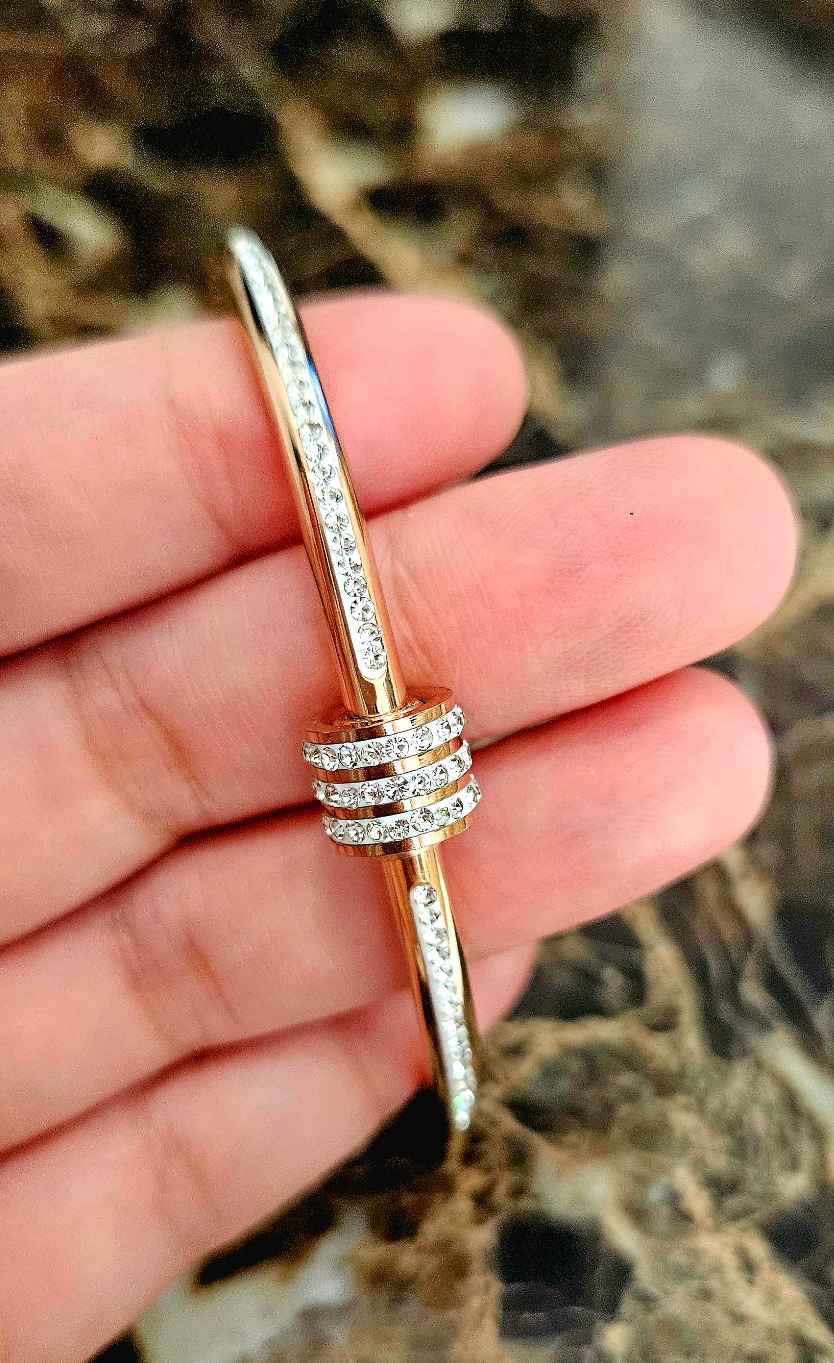 STAINLESS STEEL ROSE GOLD BANGLE WITH RHINESTONES