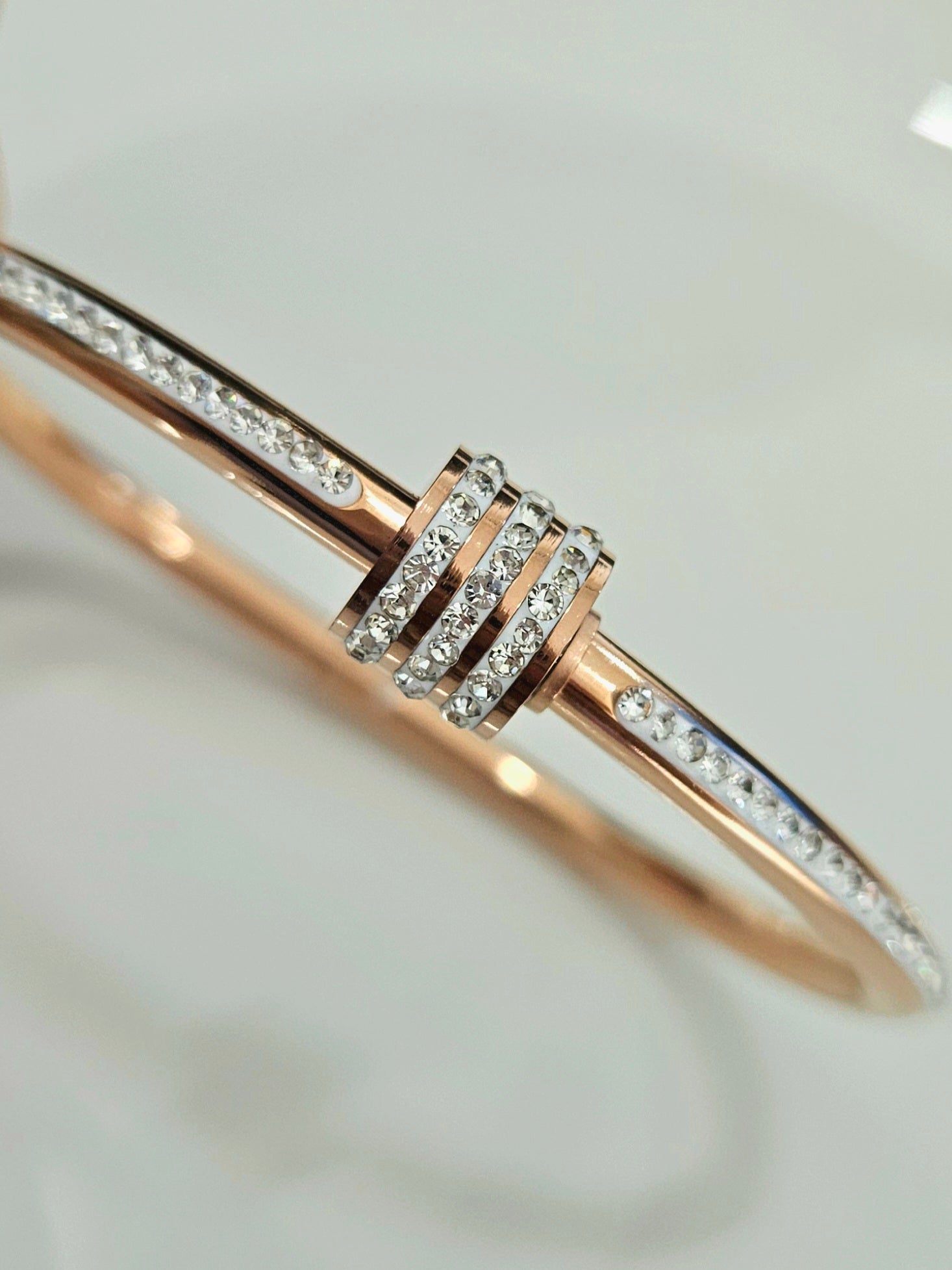 STAINLESS STEEL ROSE GOLD BANGLE WITH RHINESTONES