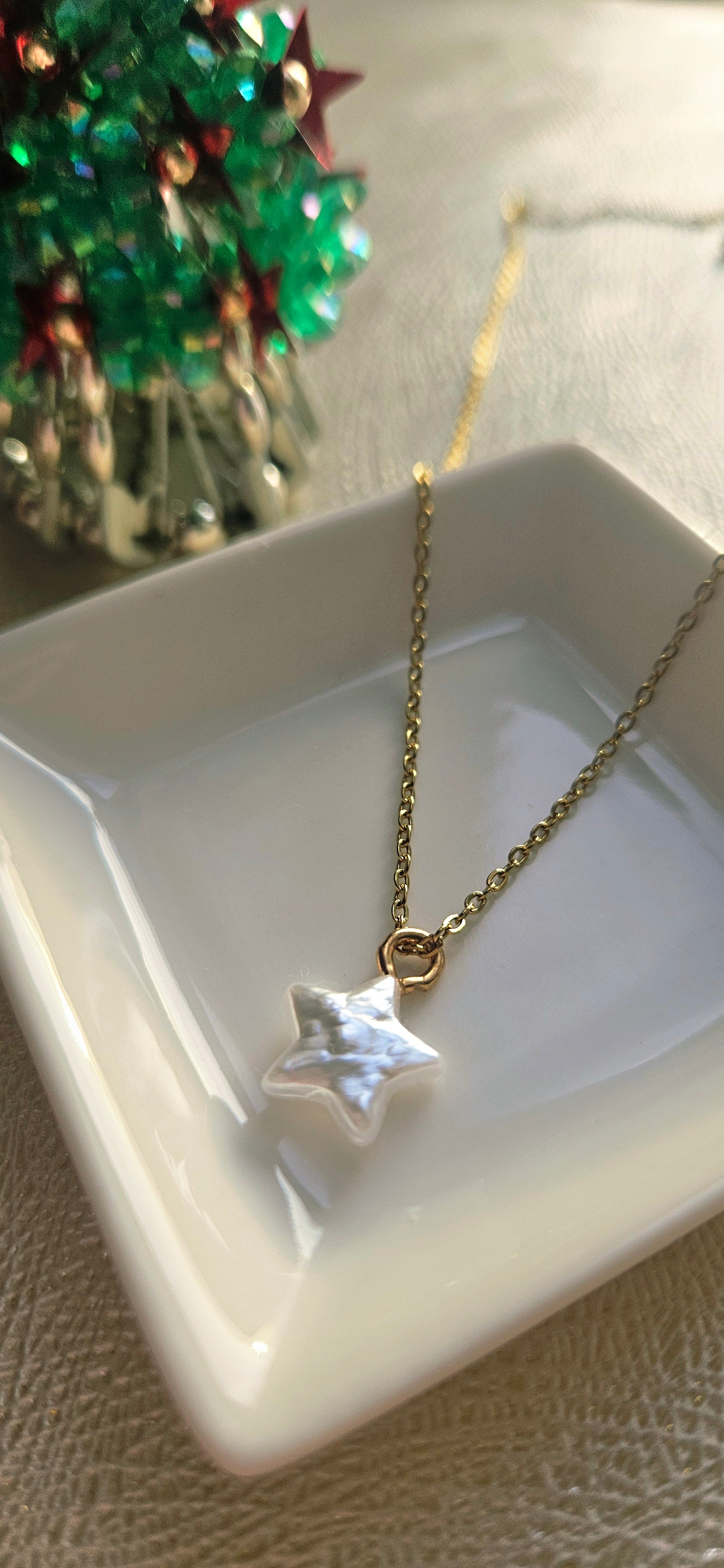 STAINLESS STEEL GOLD NECKLACE WITH A STAR PENDANT