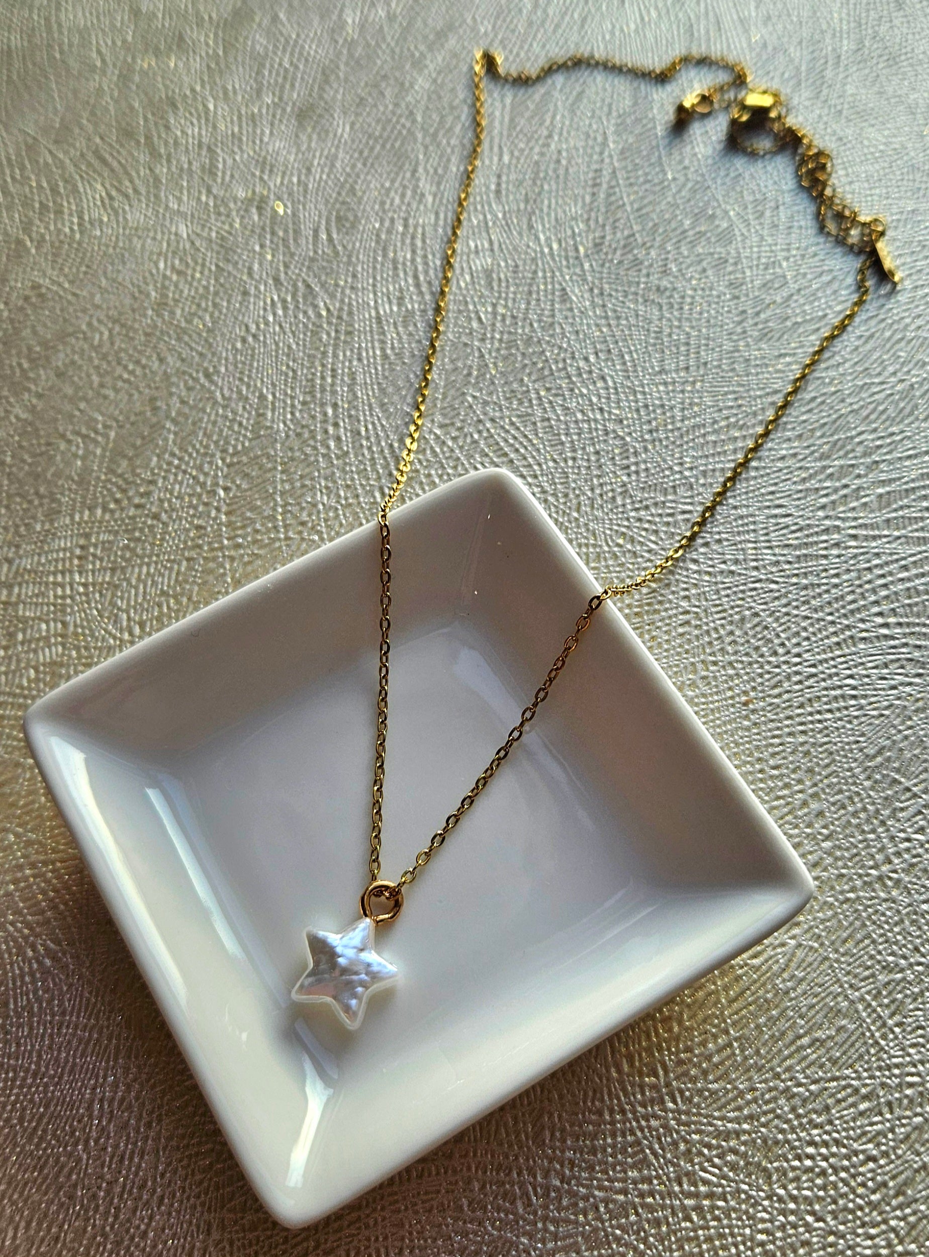 STAINLESS STEEL GOLD NECKLACE WITH A STAR PENDANT