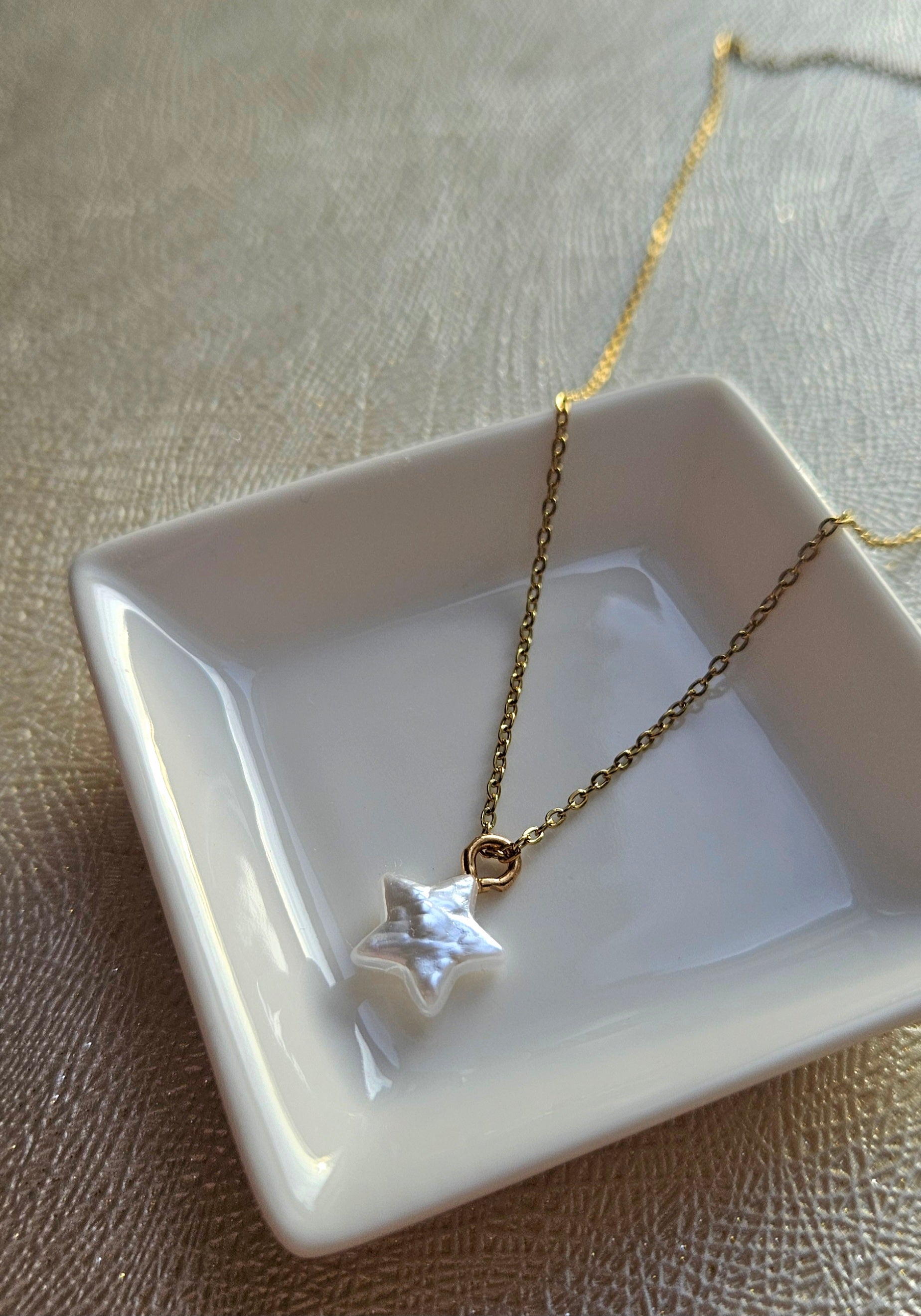 STAINLESS STEEL GOLD NECKLACE WITH A STAR PENDANT