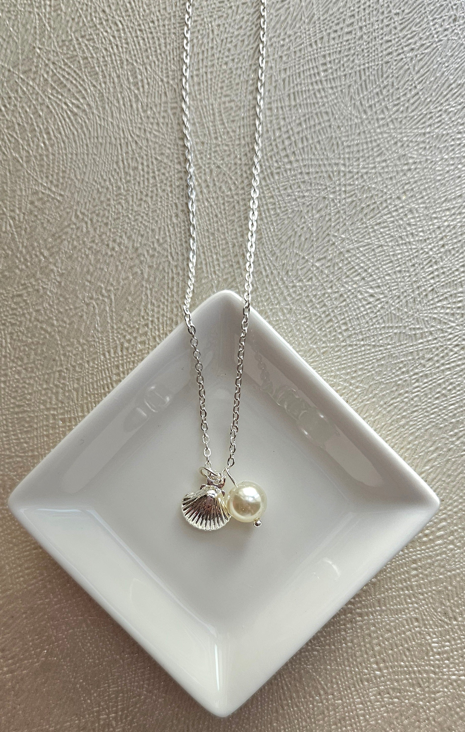STAINLESS STEEL SILVER NECKLACE WITH FAUX PEARL AND SHELL PENDANT