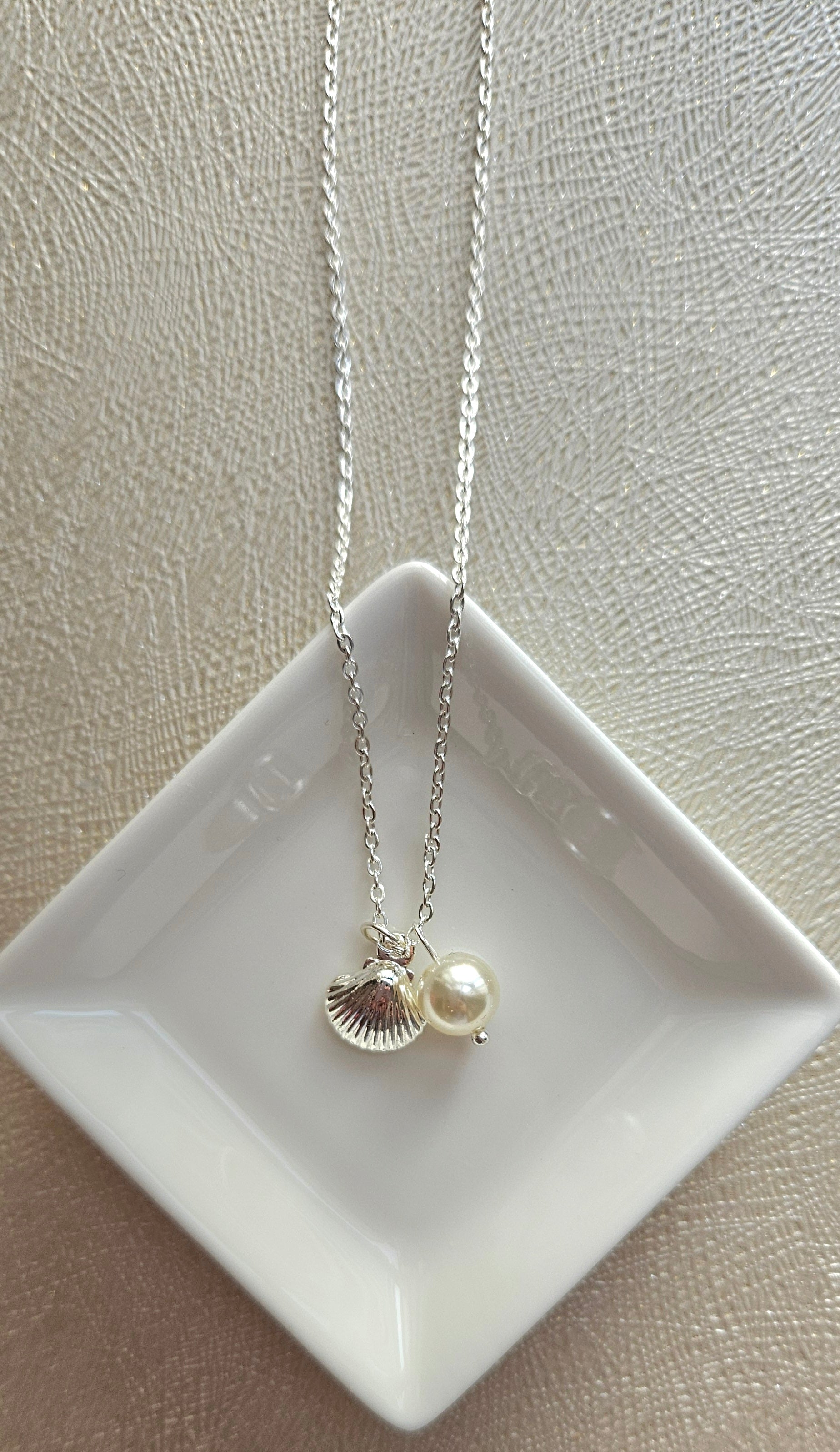 STAINLESS STEEL SILVER NECKLACE WITH FAUX PEARL AND SHELL PENDANT