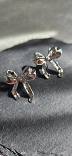 STAINLESS STEEL SILVER BOW EARRINGS AND NECKLACE SET