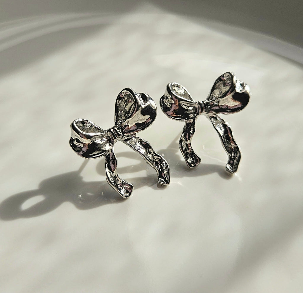 STAINLESS STEEL SILVER BOW EARRINGS AND NECKLACE SET