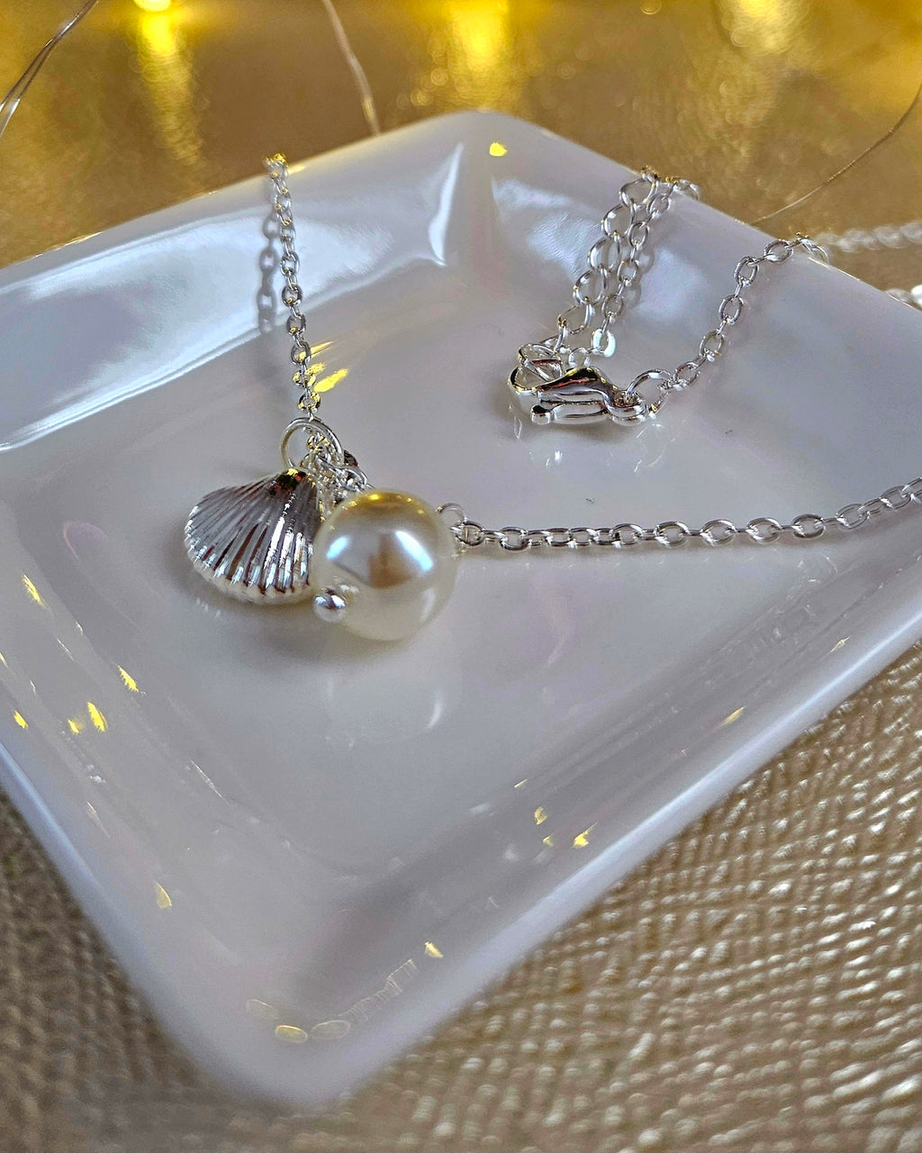 STAINLESS STEEL SILVER NECKLACE WITH FAUX PEARL AND SHELL PENDANT