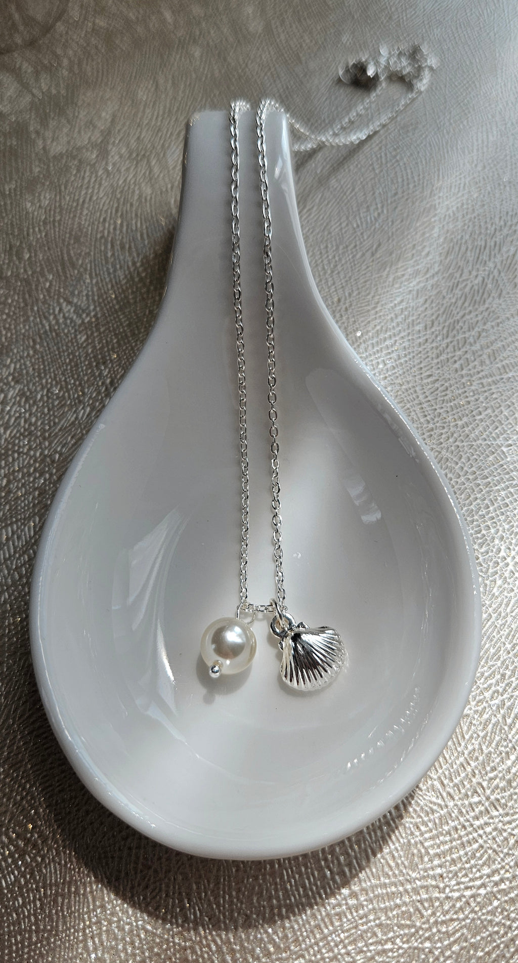STAINLESS STEEL SILVER NECKLACE WITH FAUX PEARL AND SHELL PENDANT