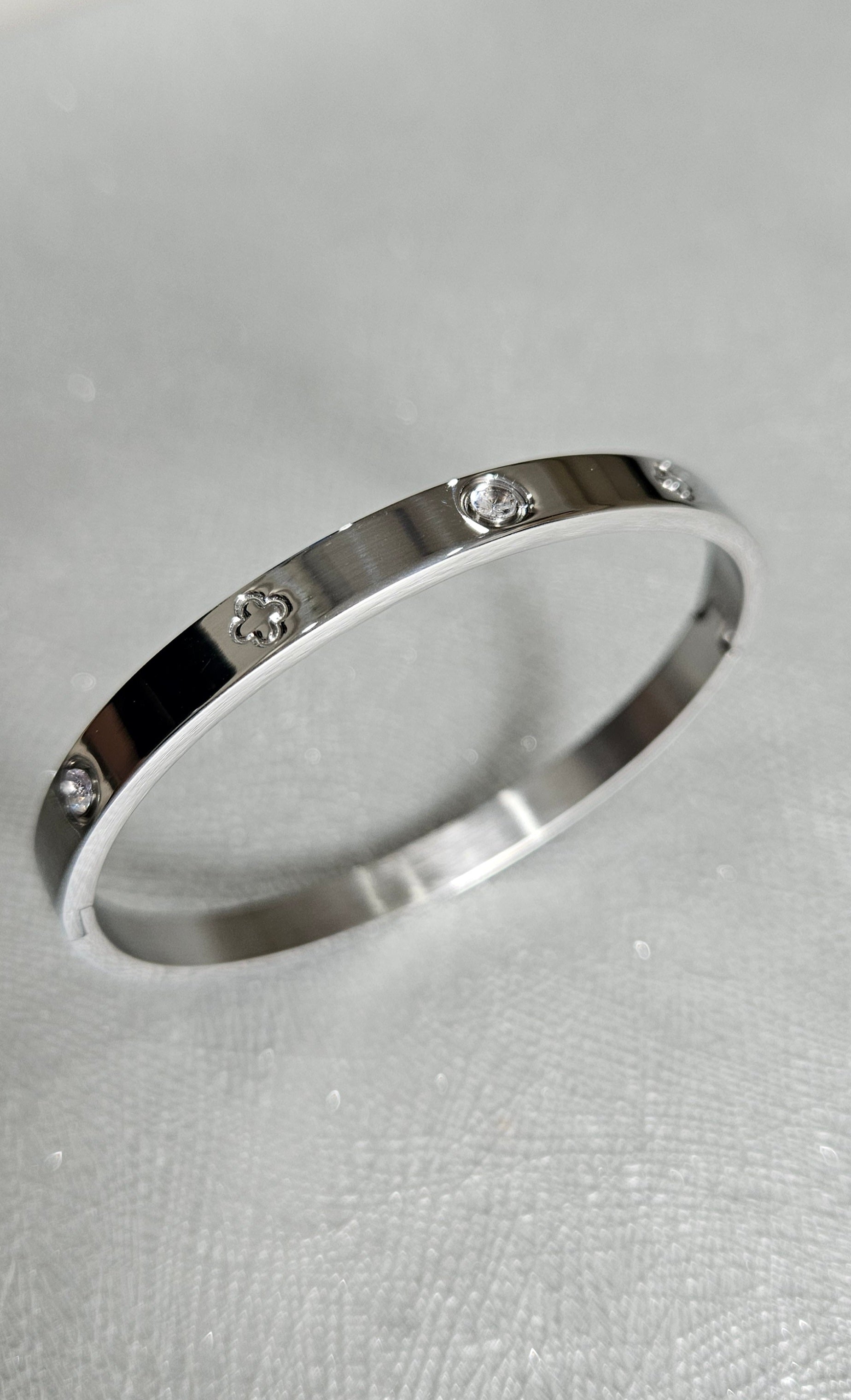 STAINLESS STEEL SILVER CLOVER BANGLE WITH RHINESTONES
