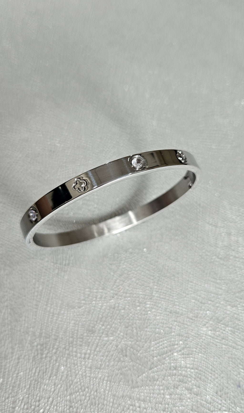 STAINLESS STEEL SILVER CLOVER BANGLE WITH RHINESTONES