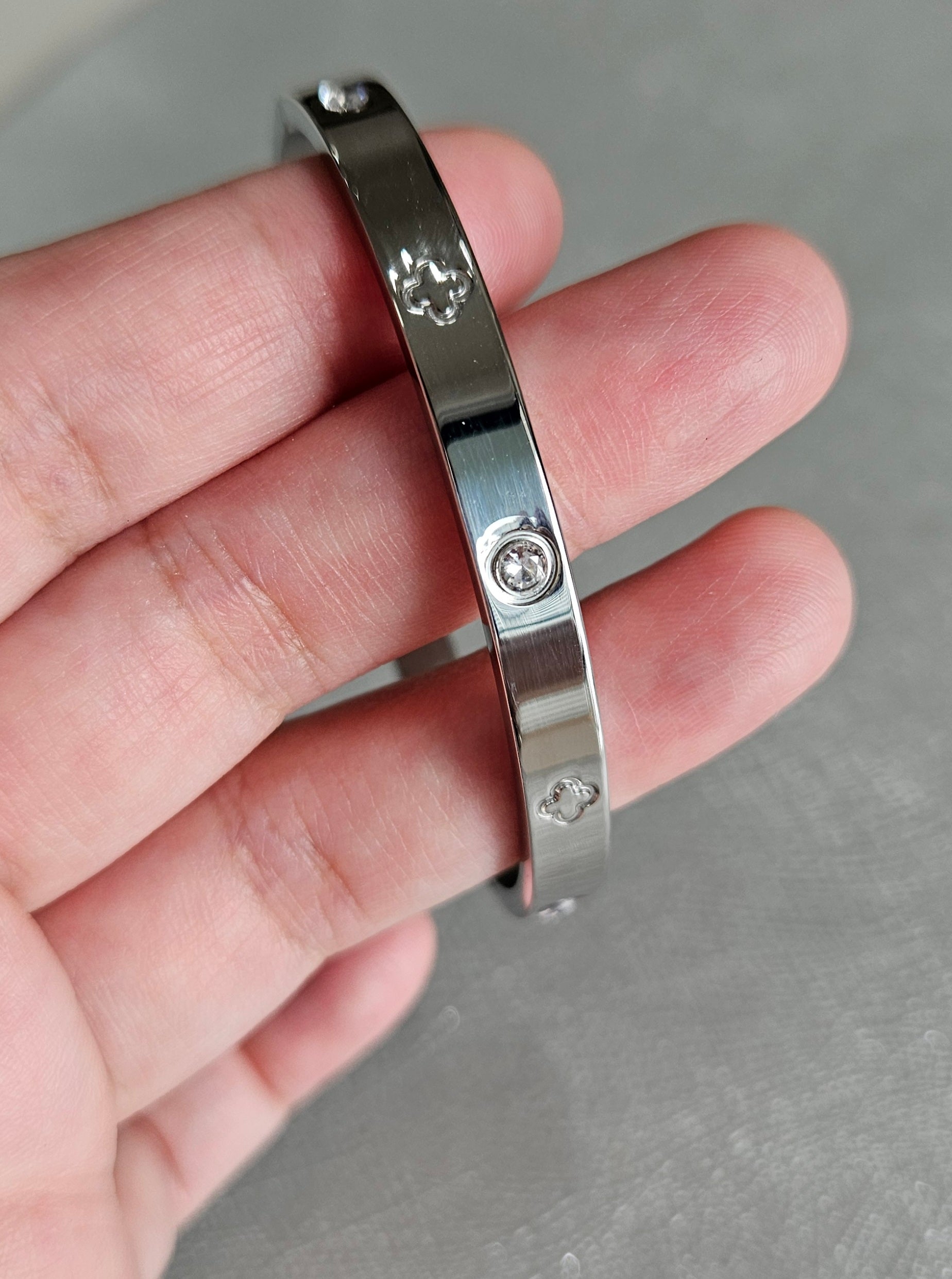STAINLESS STEEL SILVER CLOVER BANGLE WITH RHINESTONES