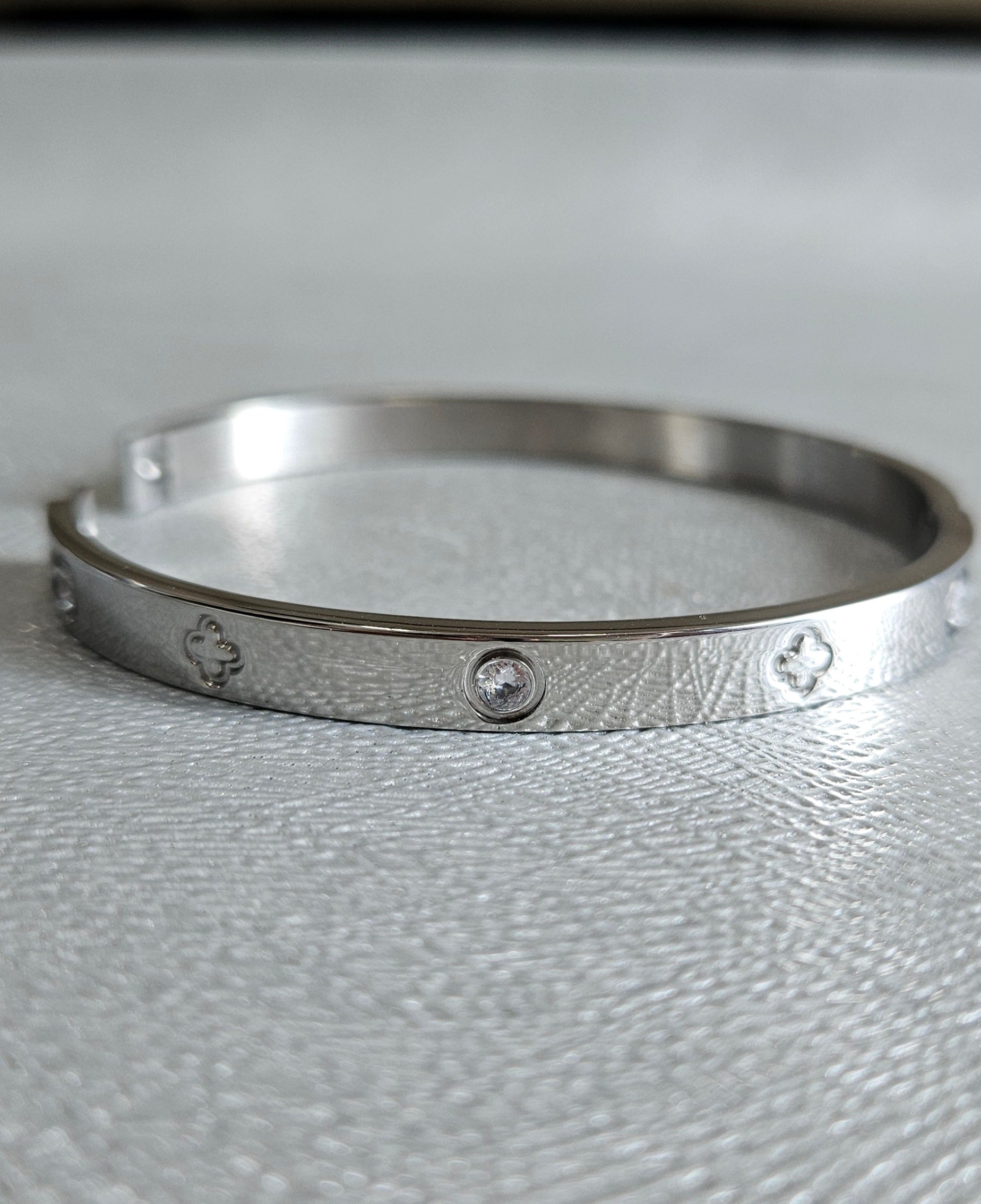 STAINLESS STEEL SILVER CLOVER BANGLE WITH RHINESTONES