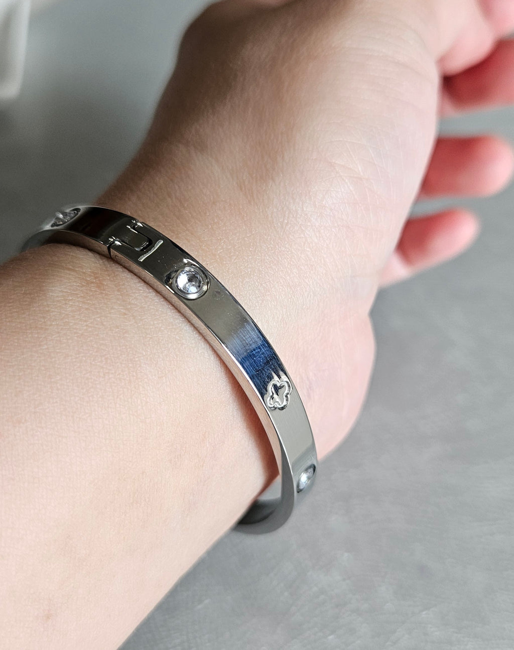 STAINLESS STEEL SILVER CLOVER BANGLE WITH RHINESTONES