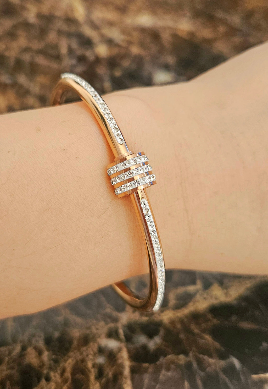 STAINLESS STEEL ROSE GOLD BANGLE WITH RHINESTONES