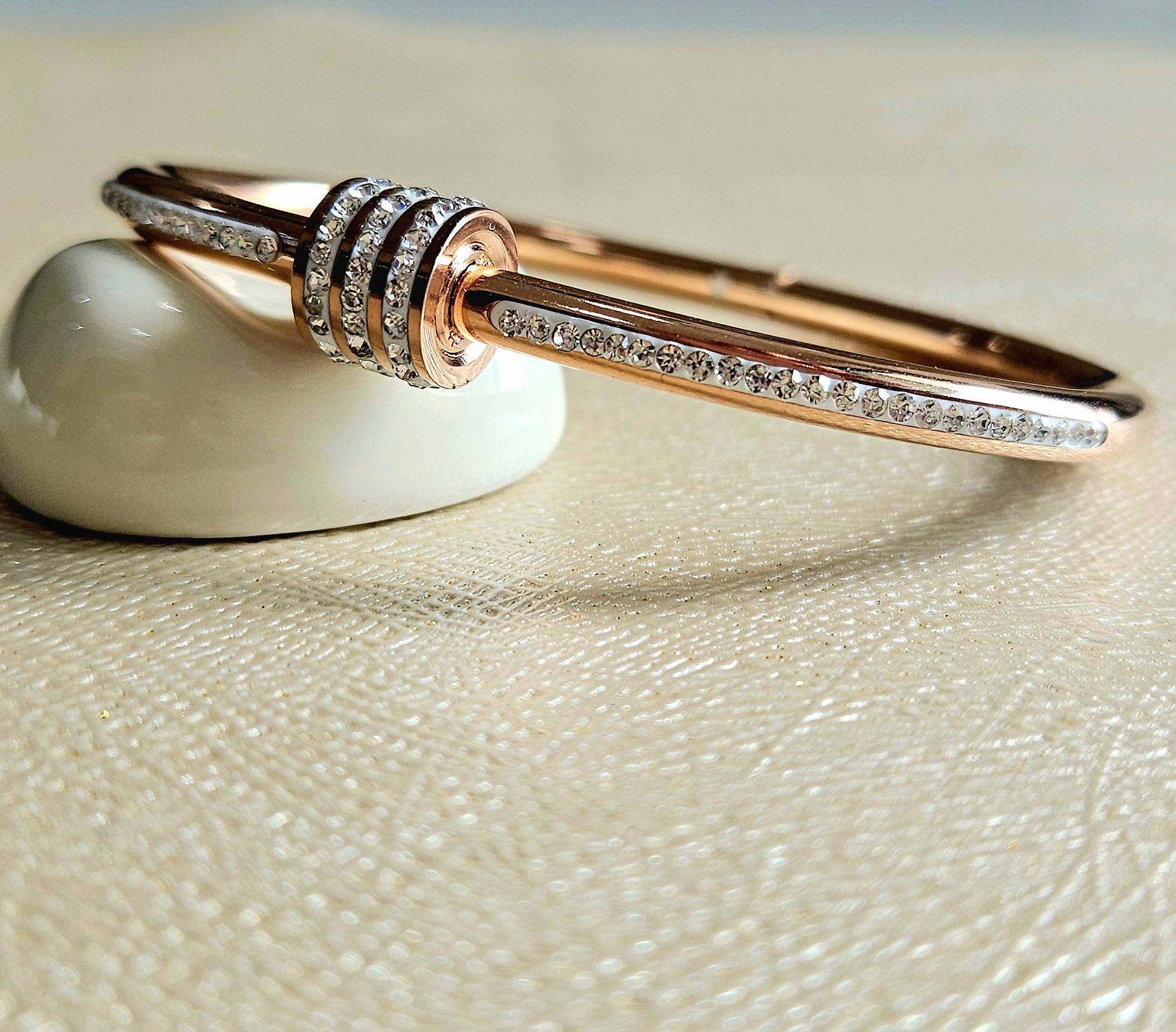 STAINLESS STEEL ROSE GOLD BANGLE WITH RHINESTONES