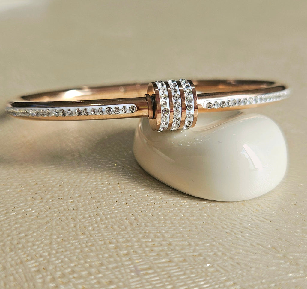 STAINLESS STEEL ROSE GOLD BANGLE WITH RHINESTONES