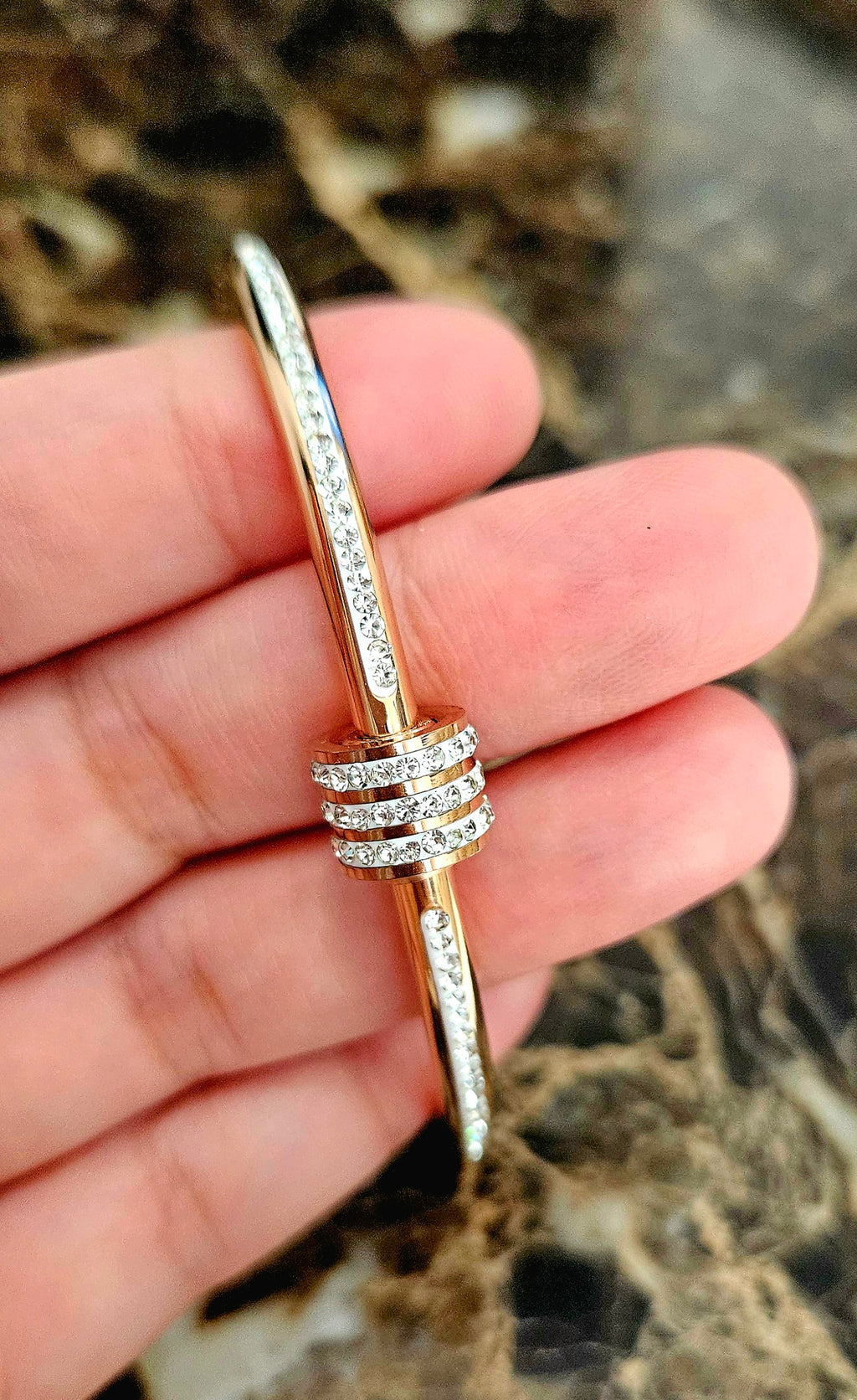 STAINLESS STEEL ROSE GOLD BANGLE WITH RHINESTONES