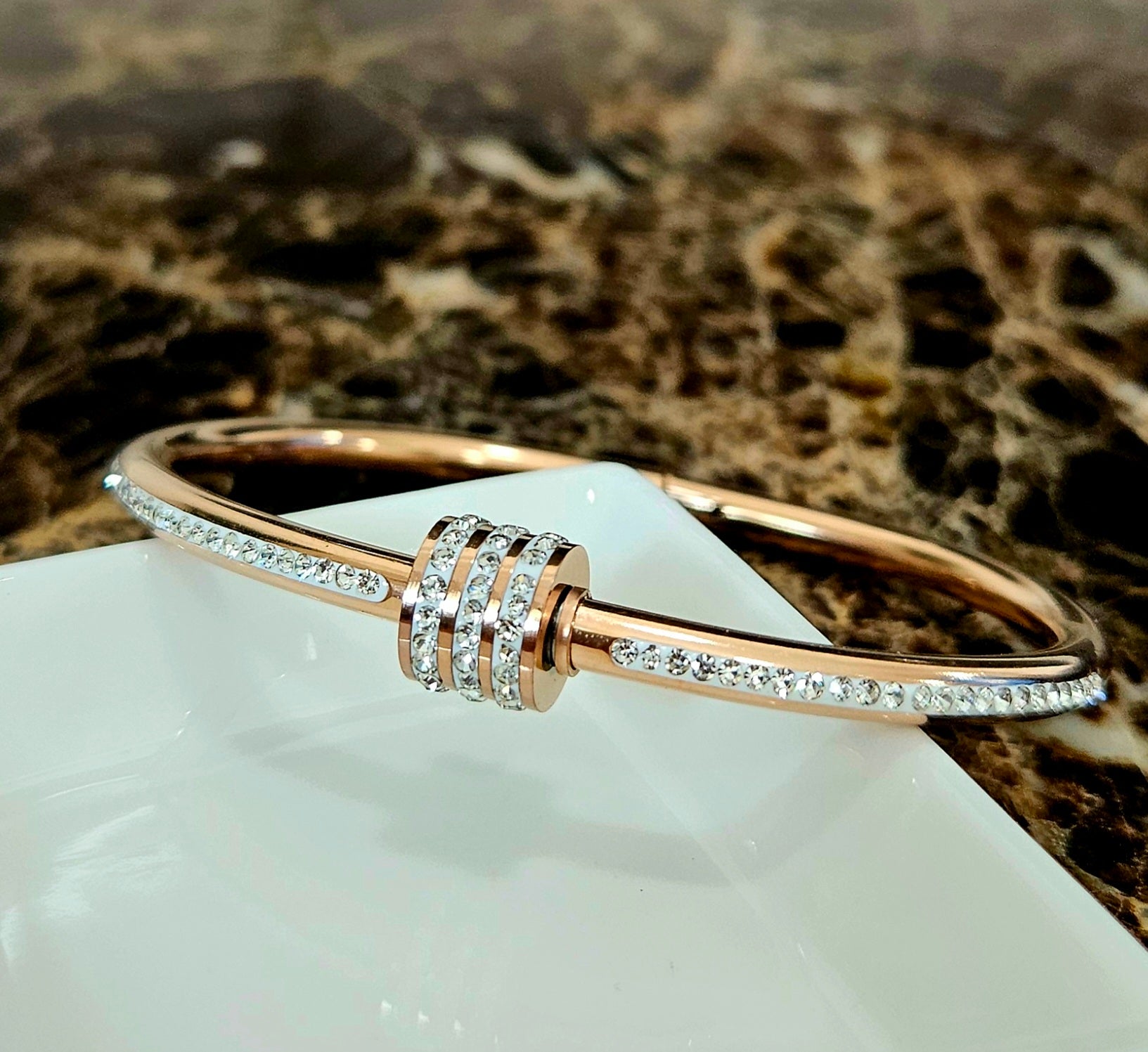 STAINLESS STEEL ROSE GOLD BANGLE WITH RHINESTONES