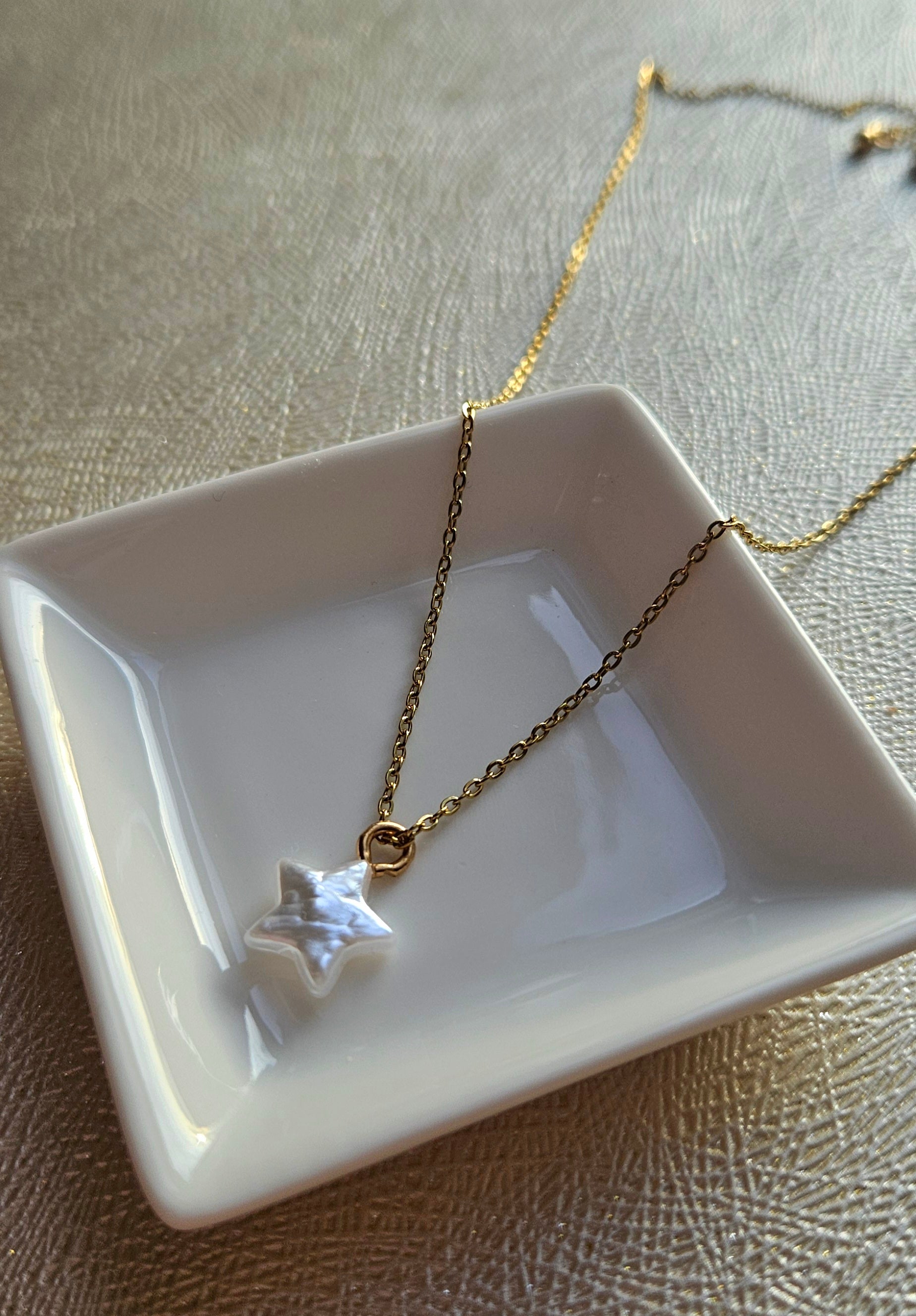 STAINLESS STEEL GOLD NECKLACE WITH A STAR PENDANT