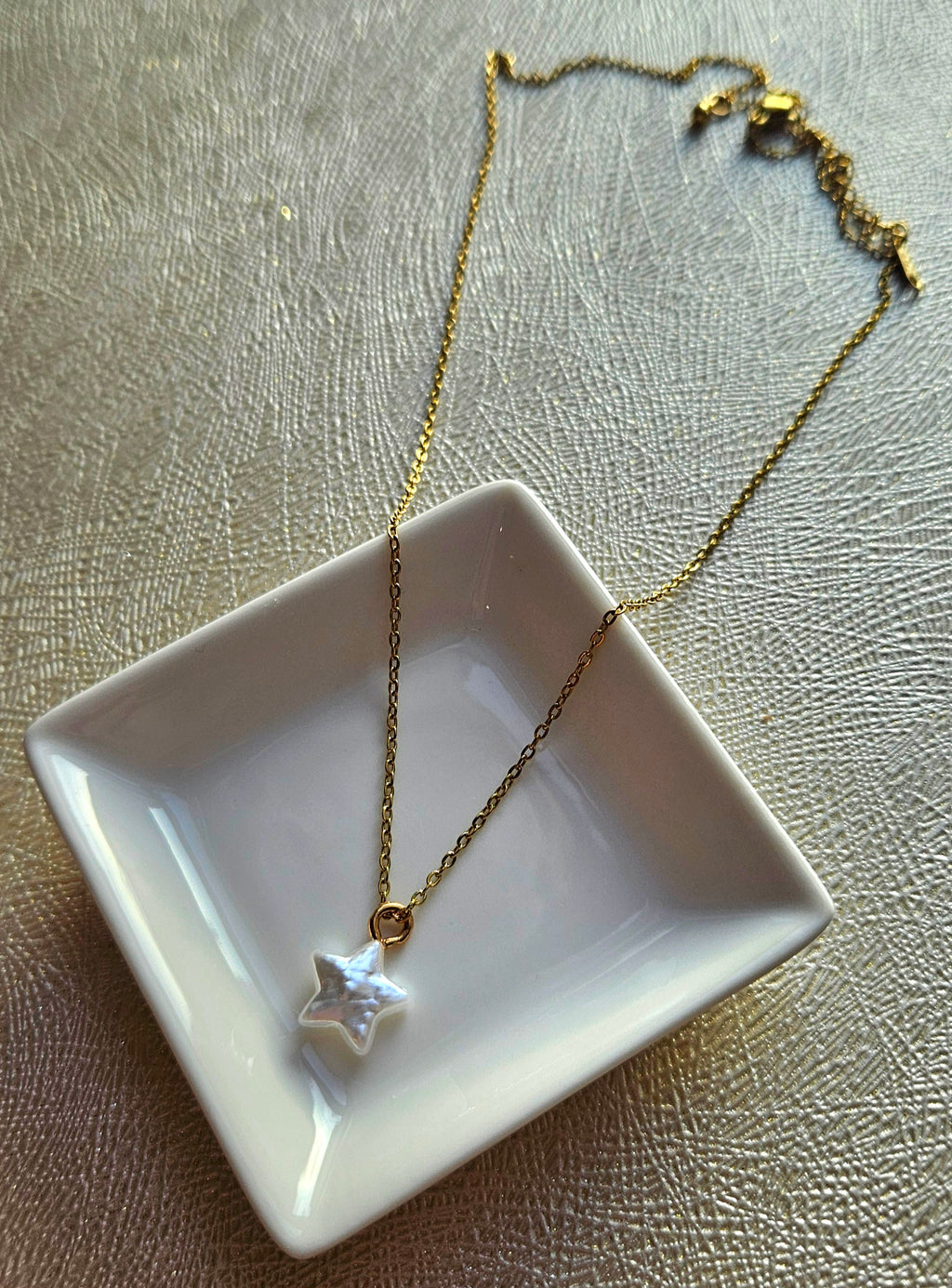STAINLESS STEEL GOLD NECKLACE WITH A STAR PENDANT