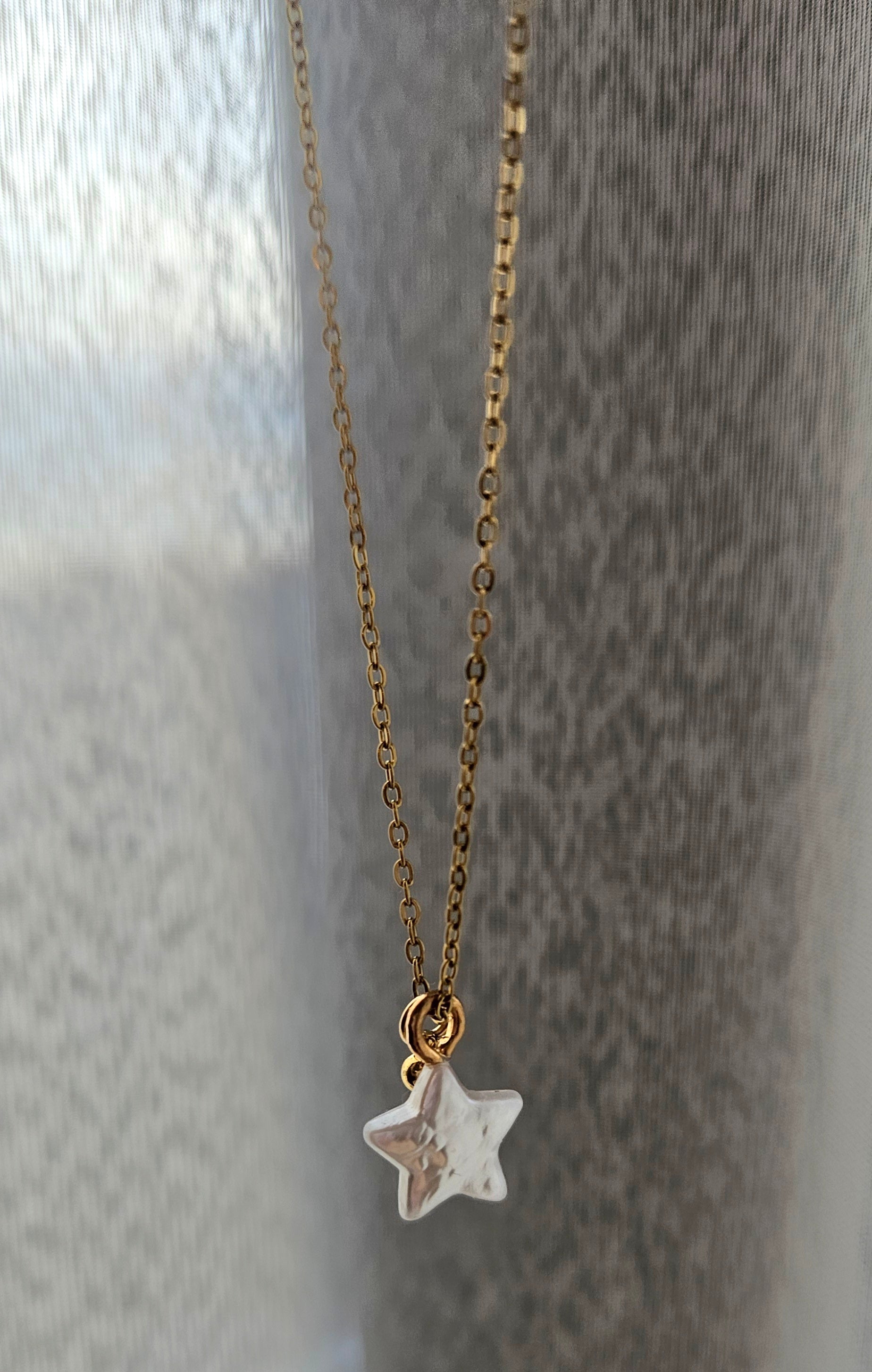 STAINLESS STEEL GOLD NECKLACE WITH A STAR PENDANT