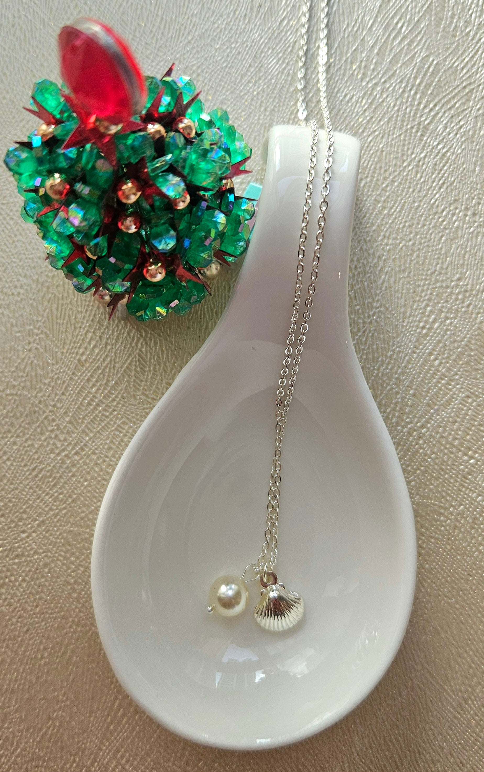 STAINLESS STEEL SILVER NECKLACE WITH FAUX PEARL AND SHELL PENDANT
