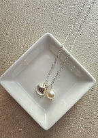 STAINLESS STEEL SILVER NECKLACE WITH FAUX PEARL AND SHELL PENDANT