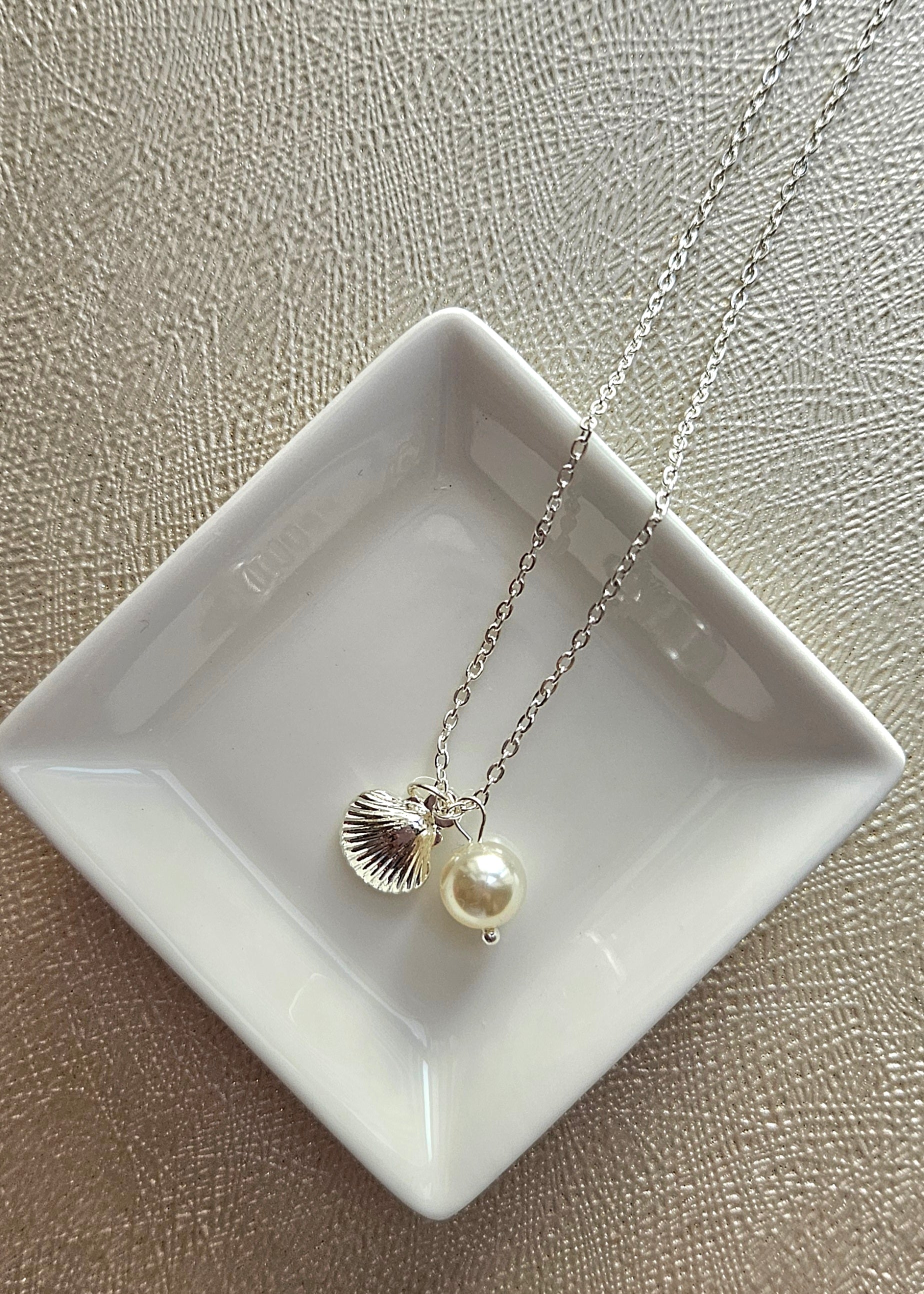 STAINLESS STEEL SILVER NECKLACE WITH FAUX PEARL AND SHELL PENDANT