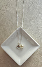 STAINLESS STEEL SILVER NECKLACE WITH FAUX PEARL AND SHELL PENDANT